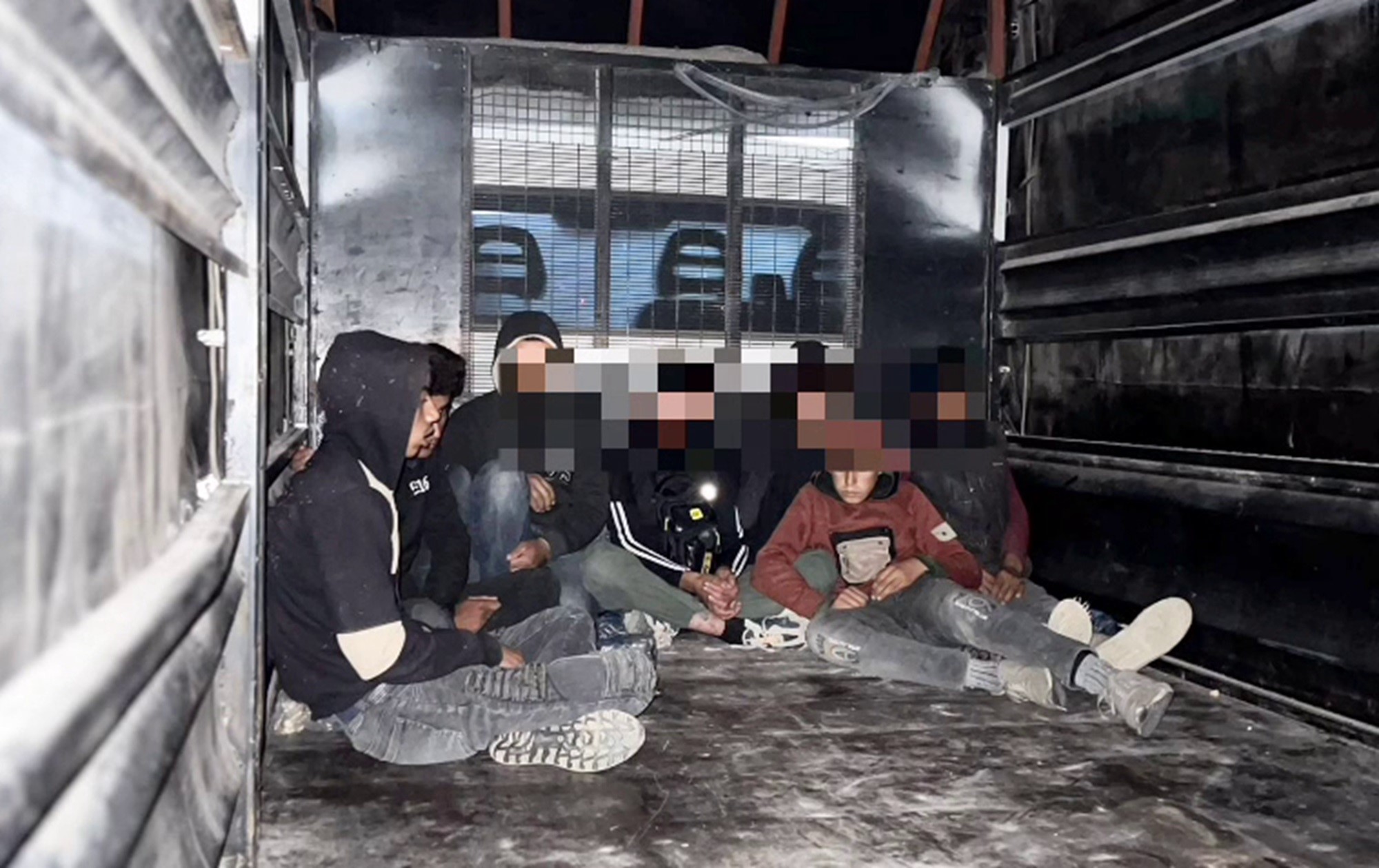 Kamyonet Kasasında Taşınan 8 Göçmen Yakalandı (2)