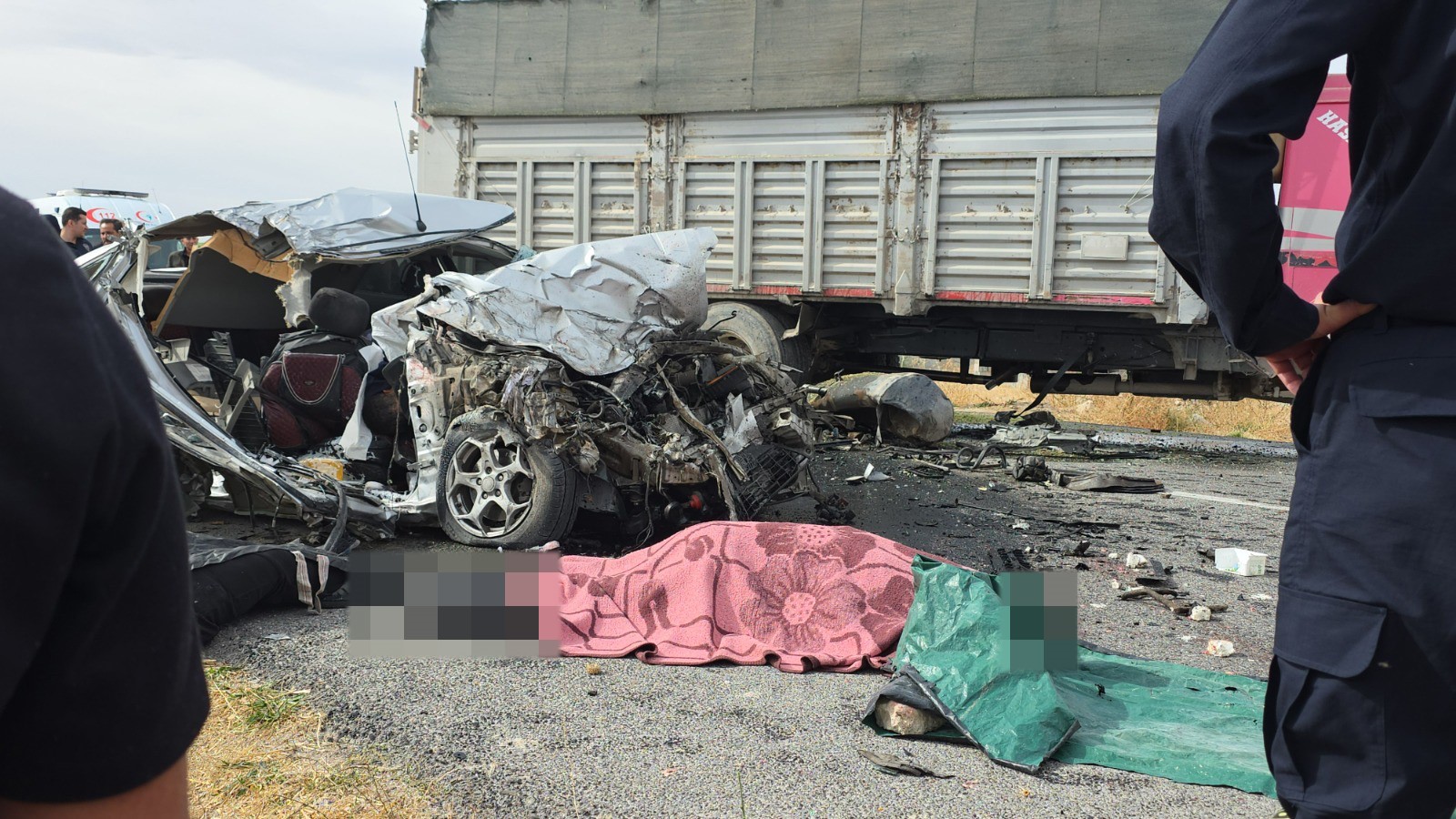 Kamyonla Çarpışan Otomobildeki 3 Kardeş Hayatını Kaybetti (4)