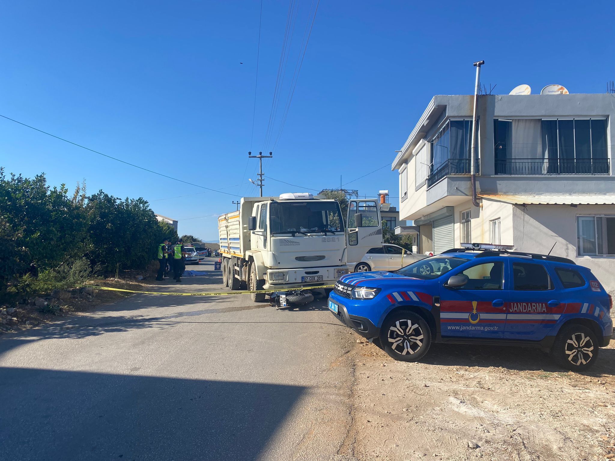 Kamyonun Altında Kalan Genç Sürücü Hayatını Kaybetti (5)