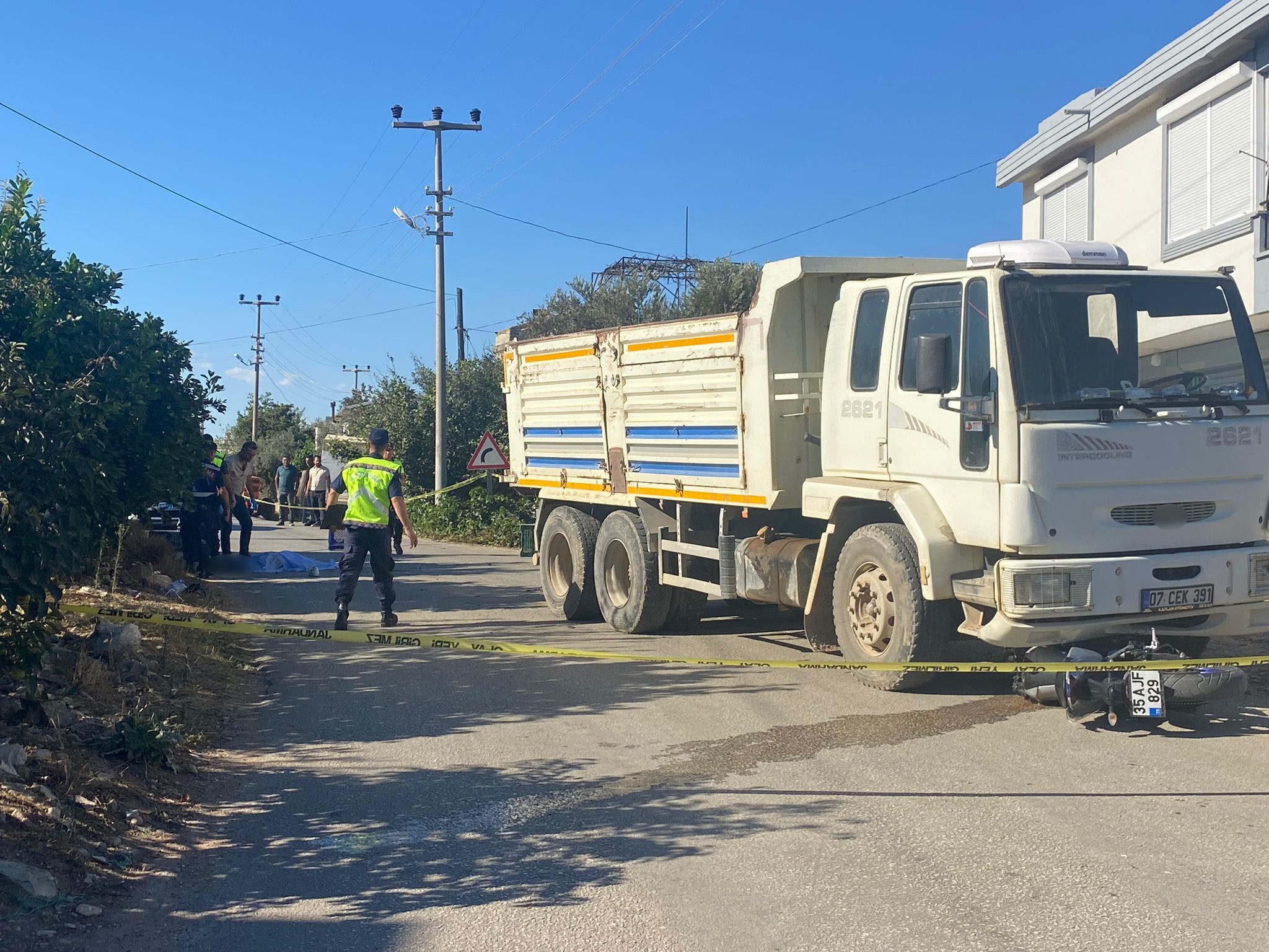 Kamyonun Altında Kalan Genç Sürücü Hayatını Kaybetti (6)