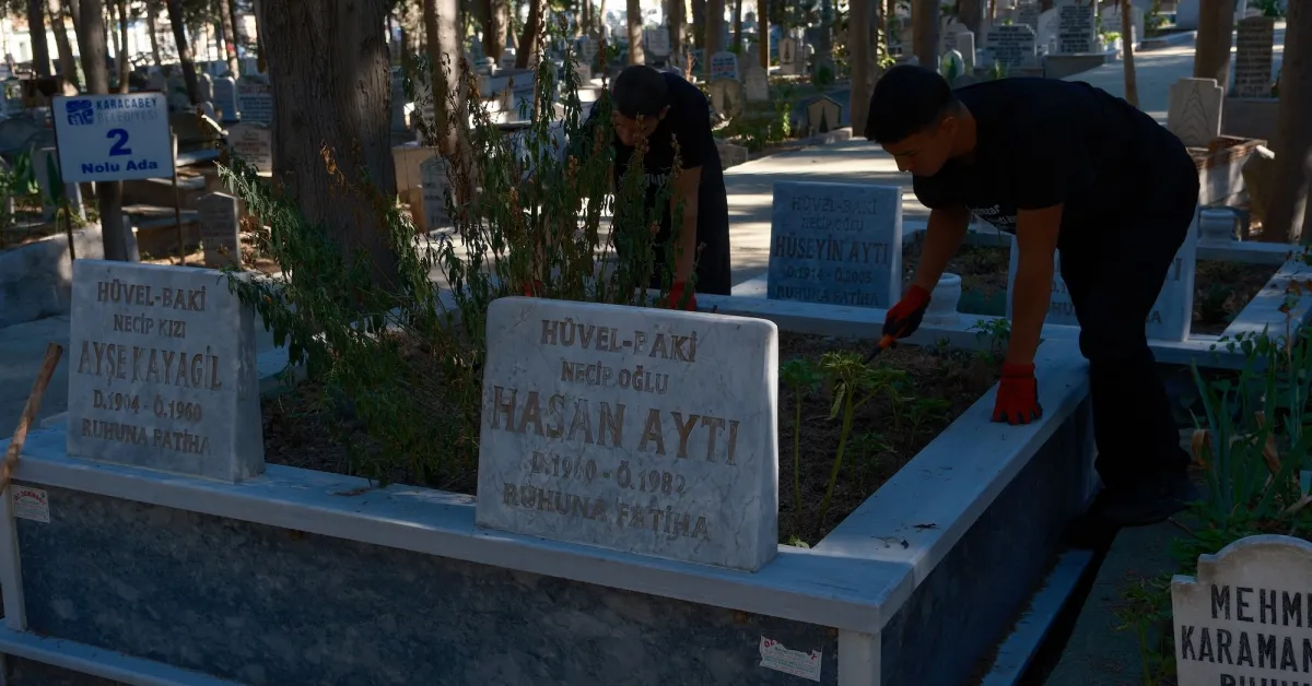 Karacabeyli Kardeşlerin Mezar Temizliği Videosu Sosyal Medyada Gündem Oldu (2)