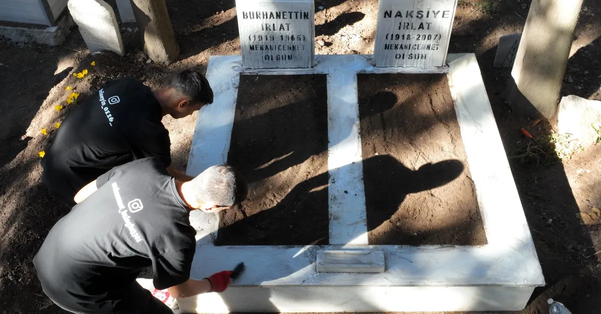 Karacabeyli Kardeşlerin Mezar Temizliği Videosu Sosyal Medyada Gündem Oldu (3)