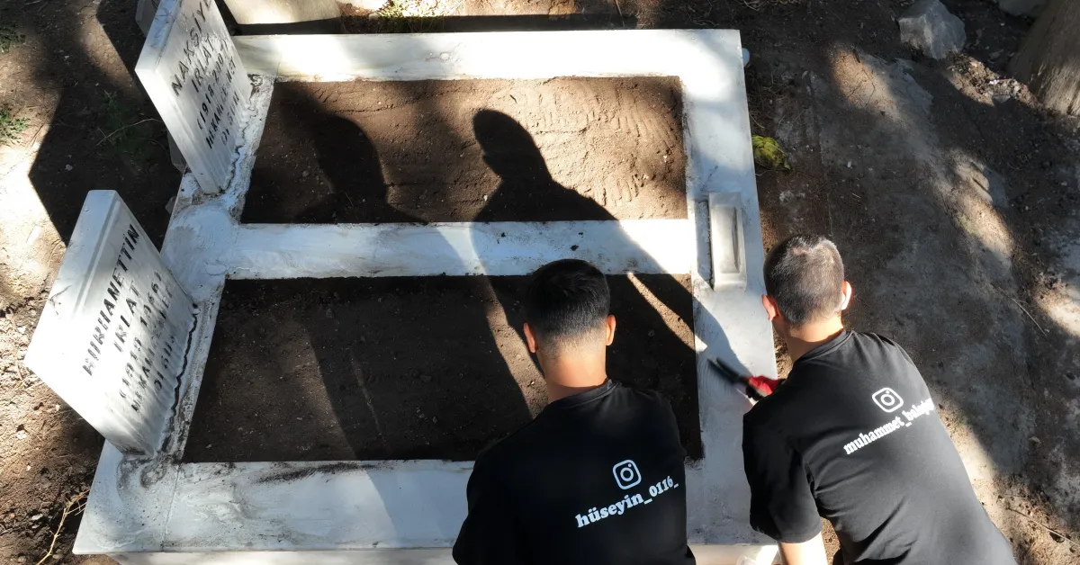 Karacabeyli Kardeşlerin Mezar Temizliği Videosu Sosyal Medyada Gündem Oldu (4)