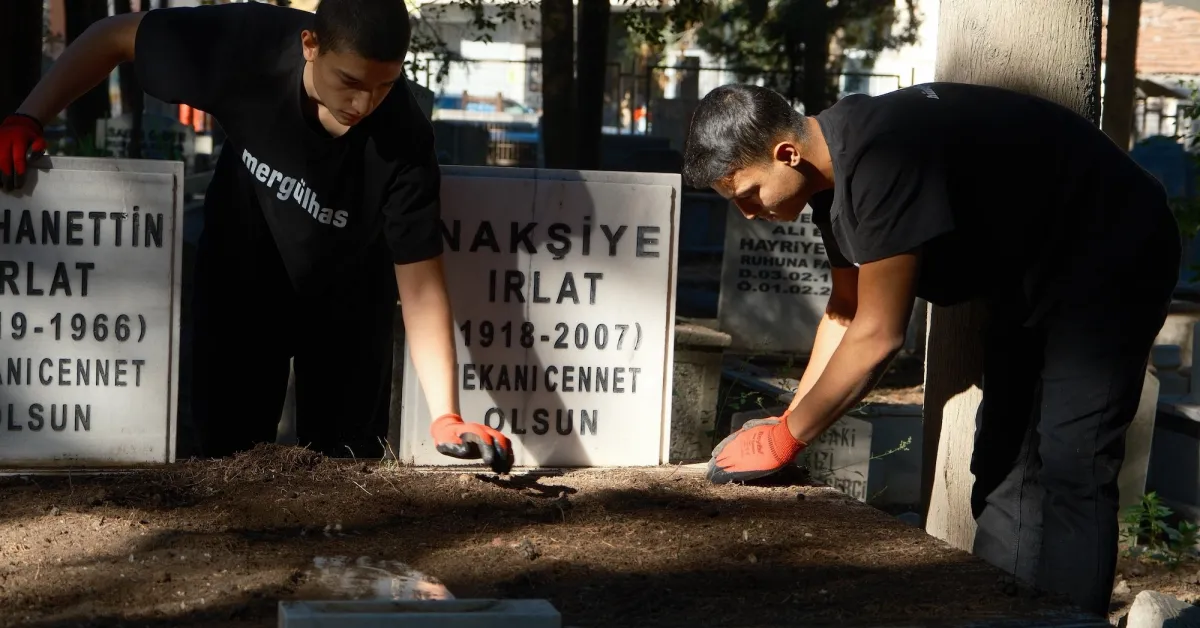 Karacabeyli Kardeşlerin Mezar Temizliği Videosu Sosyal Medyada Gündem Oldu (5)