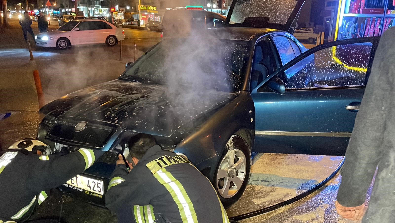 Karaman’da Seyir Halindeki Otomobil Alev Alarak Yandı (4)