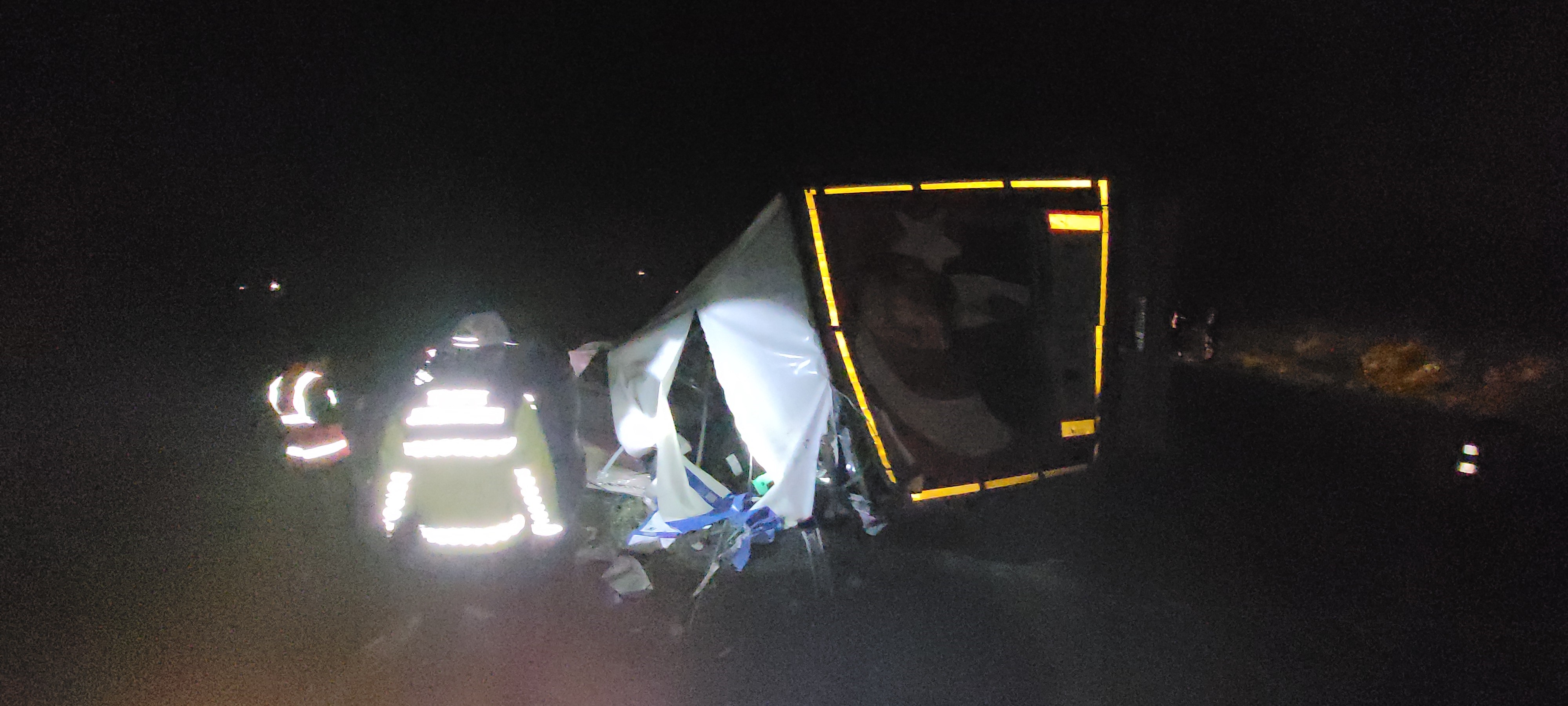 Kastamonu'da Tır Otomobilin Üzerine Devrildi (3)