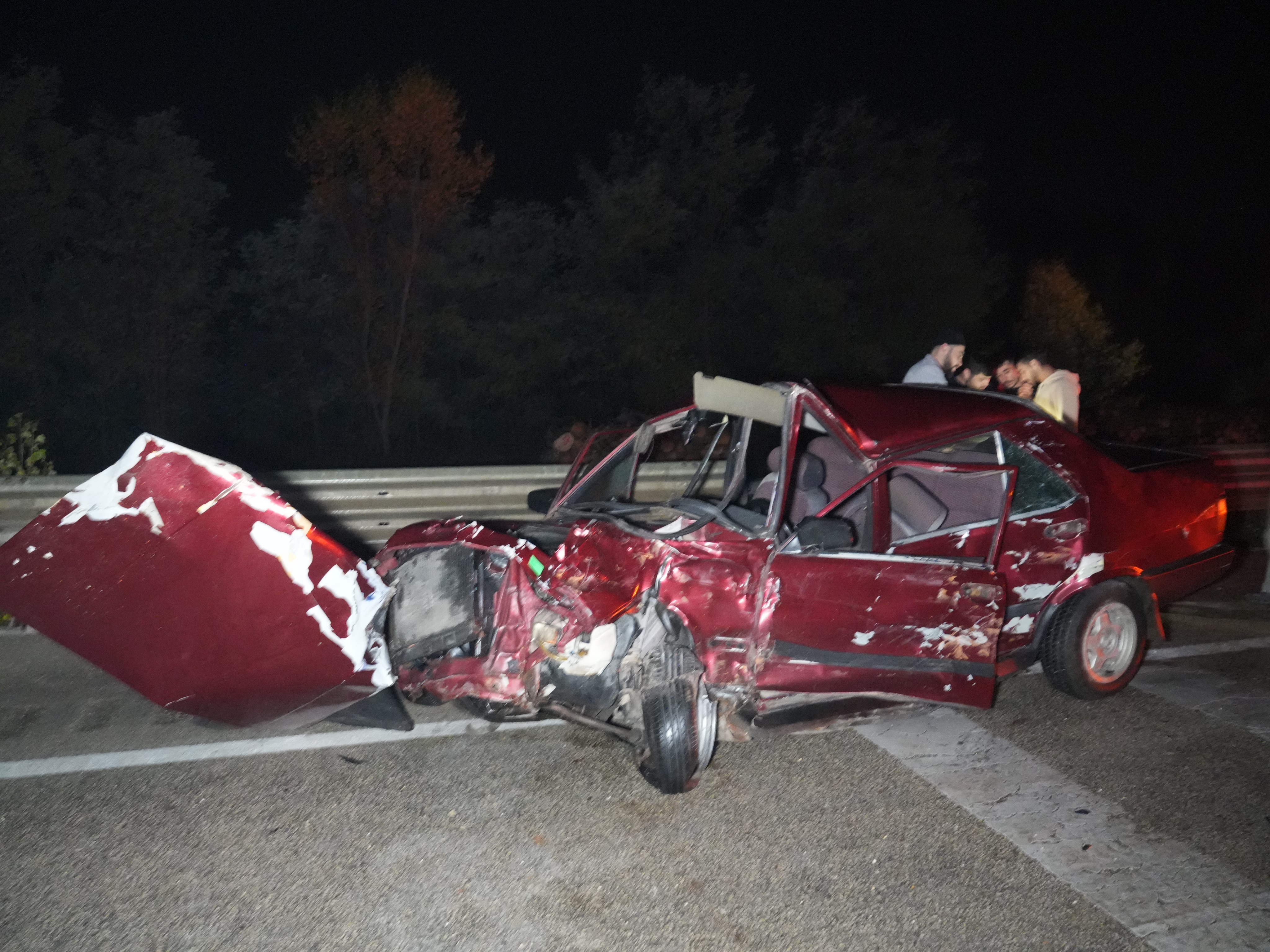 Kastamonu’da Zincirleme Trafik Kazasında Tofaş Hurda Yığınına Döndü (3)