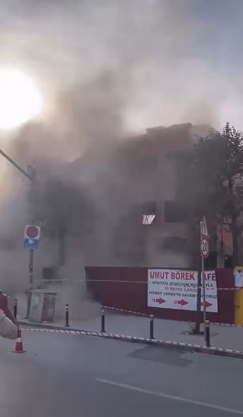 Kontrolsüz Yıkım Tehlike Saçtı, Bina Parçaları Caddeye Savruldu (1)