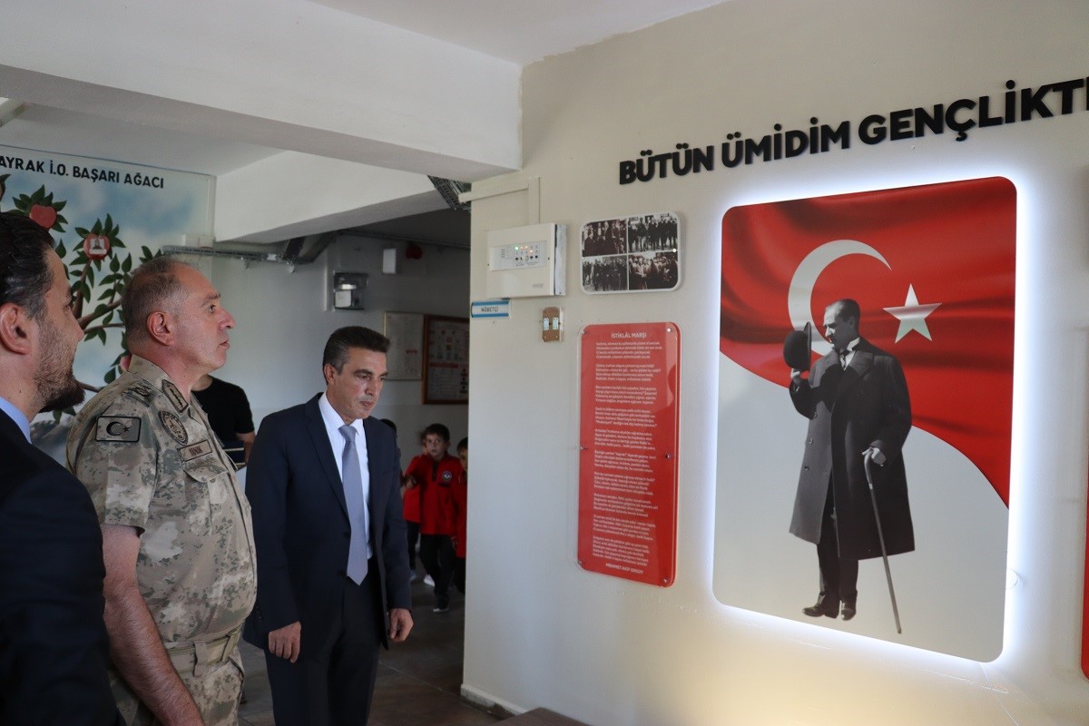Köy Okuluna Jandarmadan Atatürk Köşesi (1)