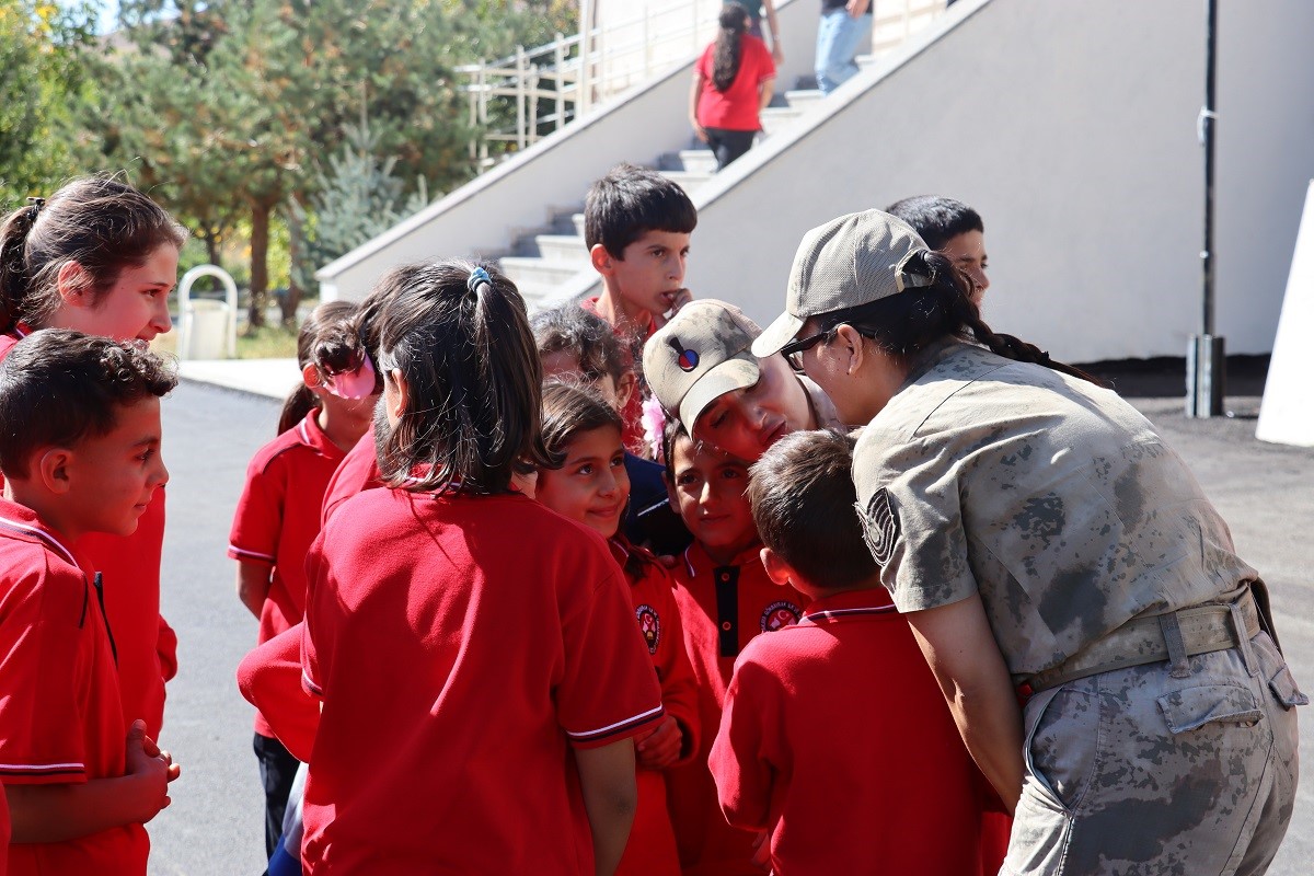 Köy Okuluna Jandarmadan Atatürk Köşesi (2)