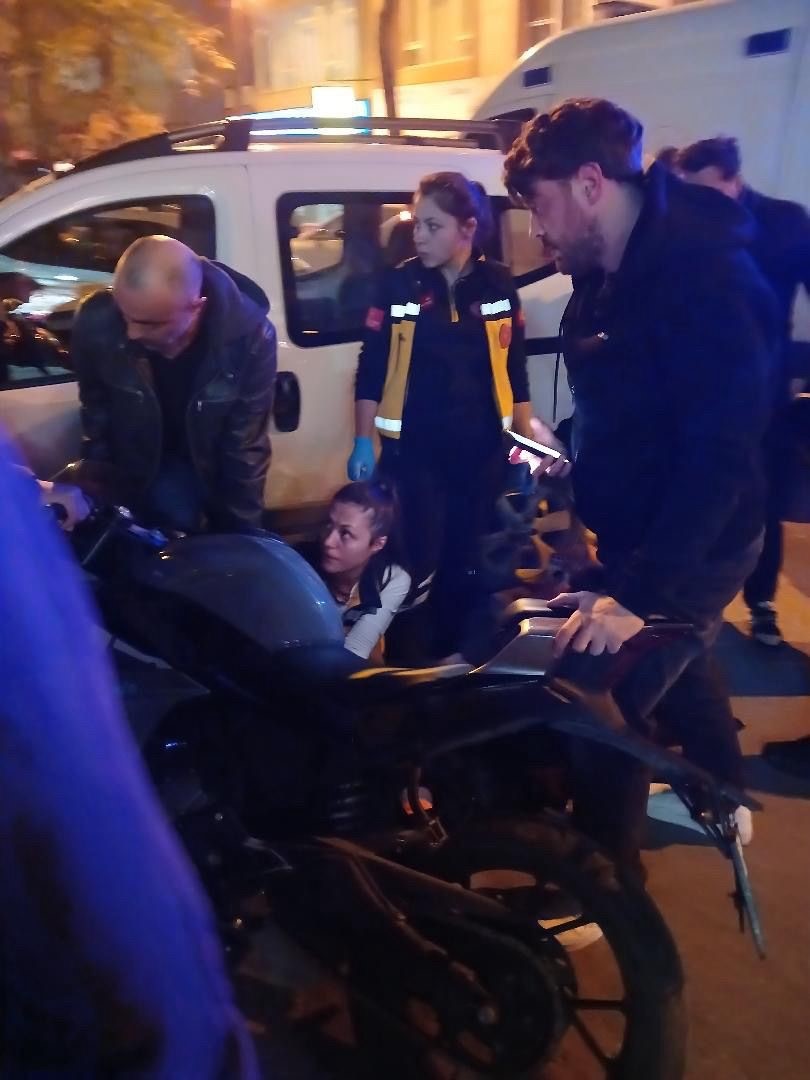 Küçükçekmece’de Motosiklet Ile Otomobilin Çarpışması Sonucu Sürücünün Ayağı Pedala Sıkıştı (1)