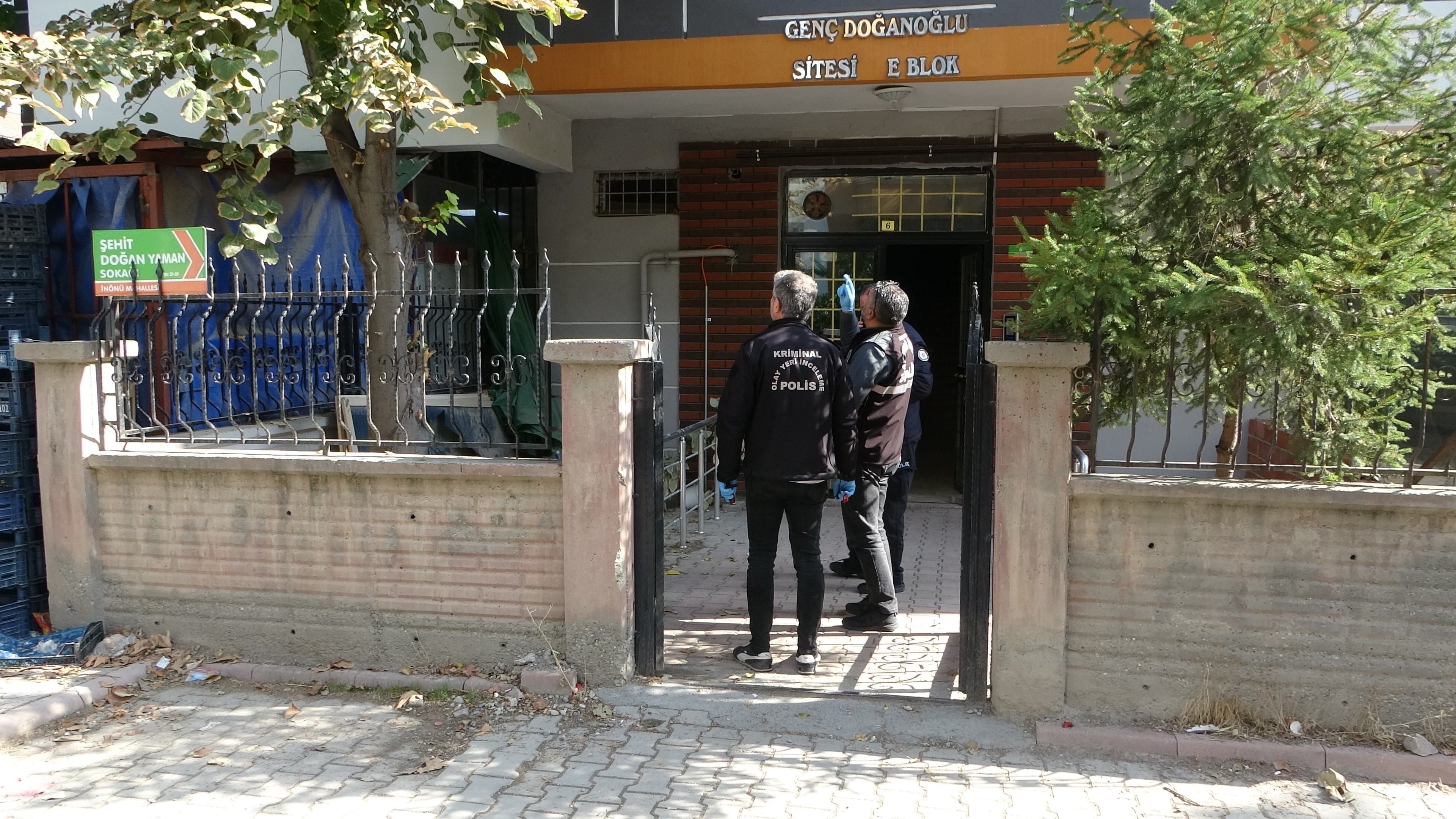 Malatya'da Balkondan Düşen Genç Kız Ağır Yaralandı (3)