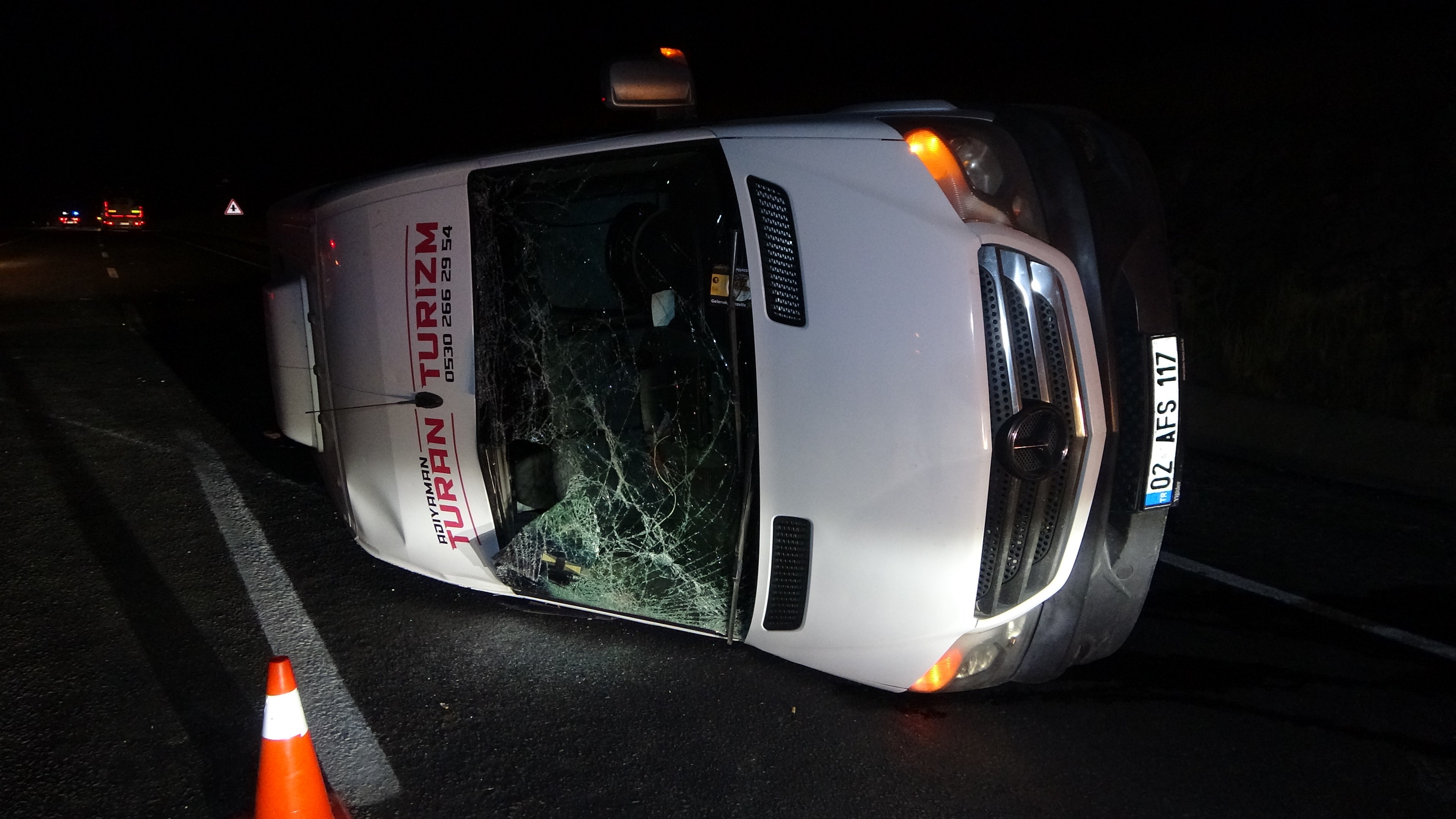 Malatya’da Hafif Ticari Araç Tur Midibüsüne Çarptı, 14 Öğrenci Yaralandı (1)-2