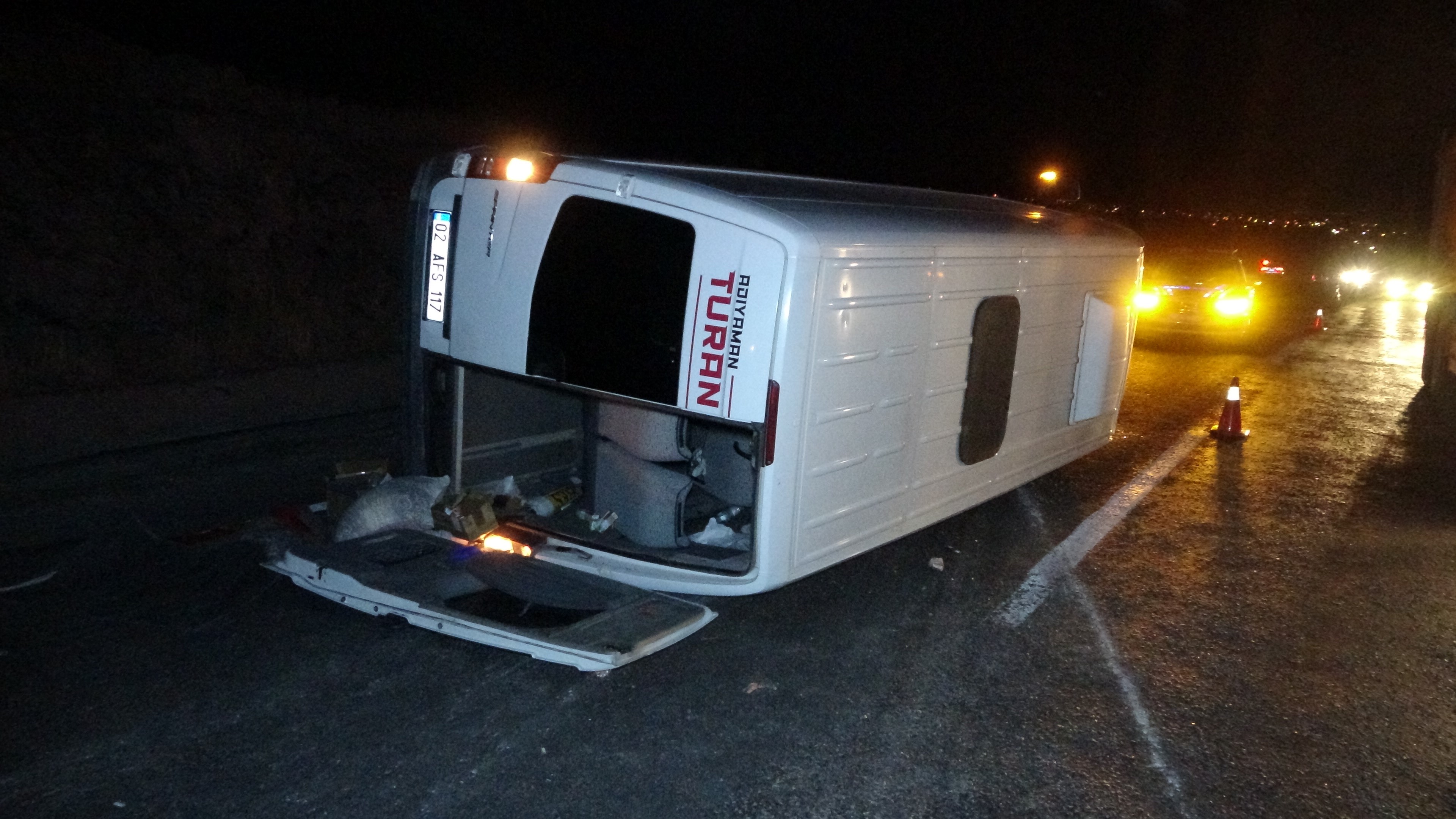 Malatya’da Hafif Ticari Araç Tur Midibüsüne Çarptı, 14 Öğrenci Yaralandı (2)