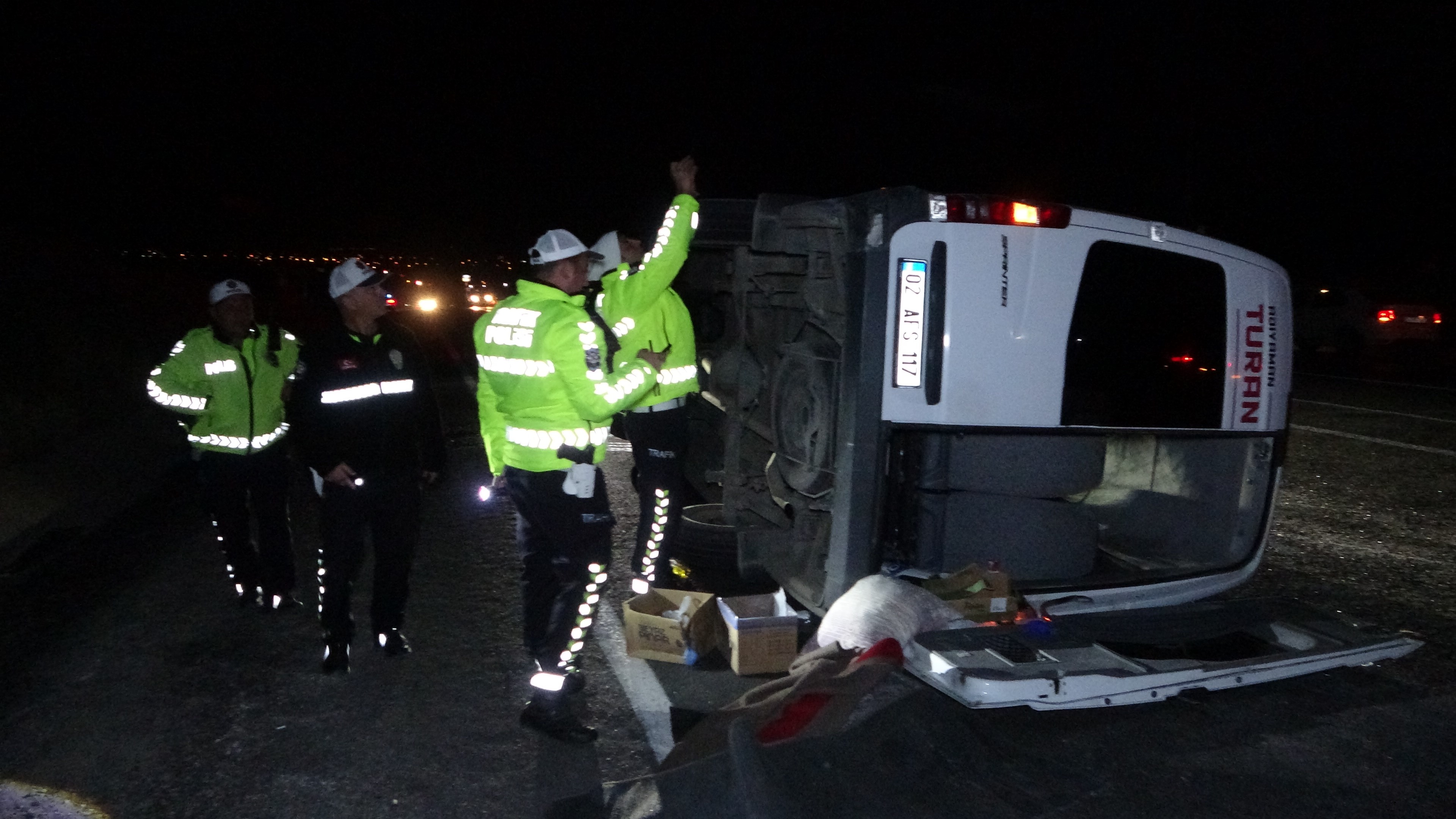 Malatya’da Hafif Ticari Araç Tur Midibüsüne Çarptı, 14 Öğrenci Yaralandı (3)