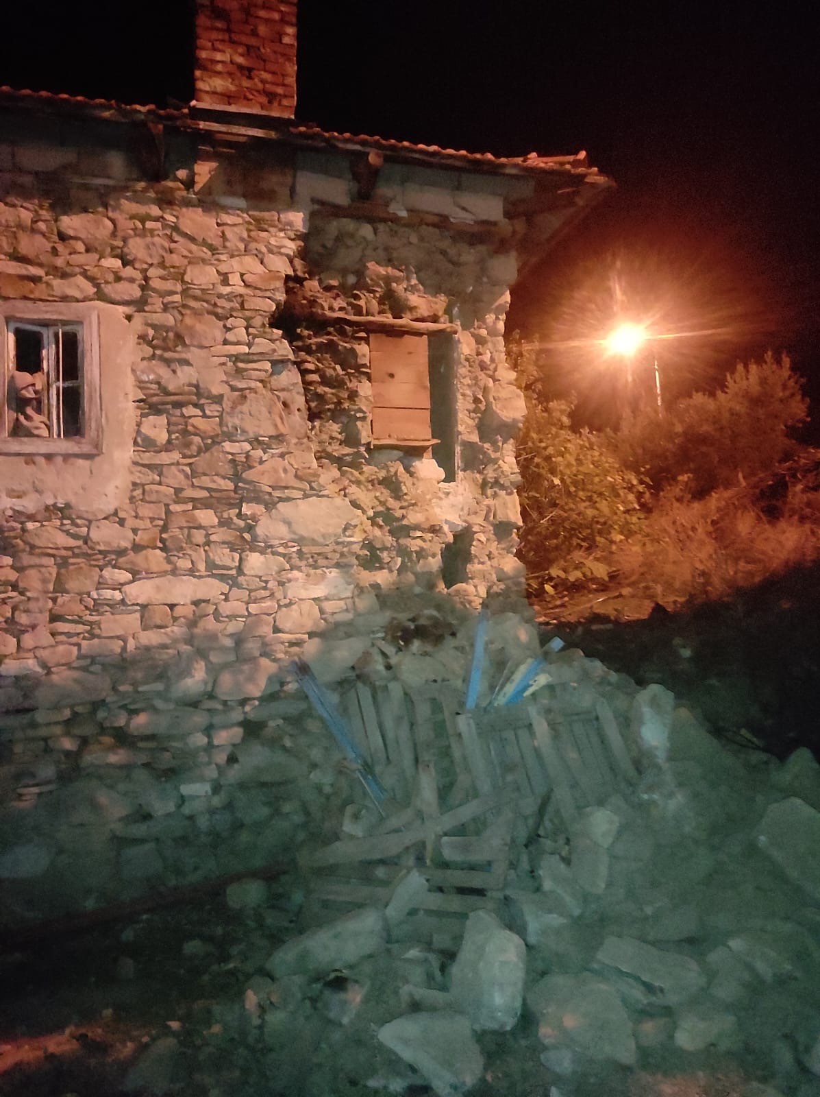 Manisa'da 83 Yapı Depremden Etkilendi (2)