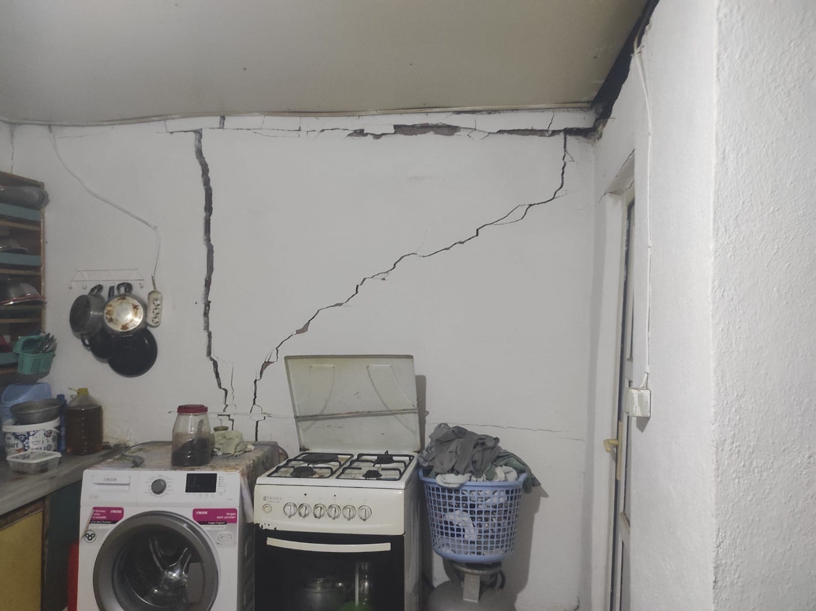 Manisa'da 83 Yapı Depremden Etkilendi (4)