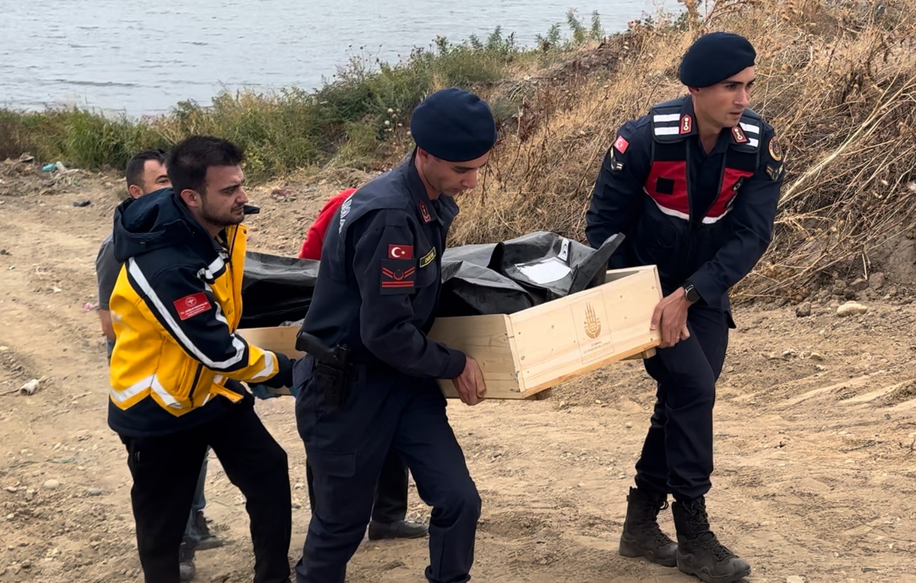 Meriç Nehri'nde Çürümüş Bir Erkek Cesedi Bulundu (2)