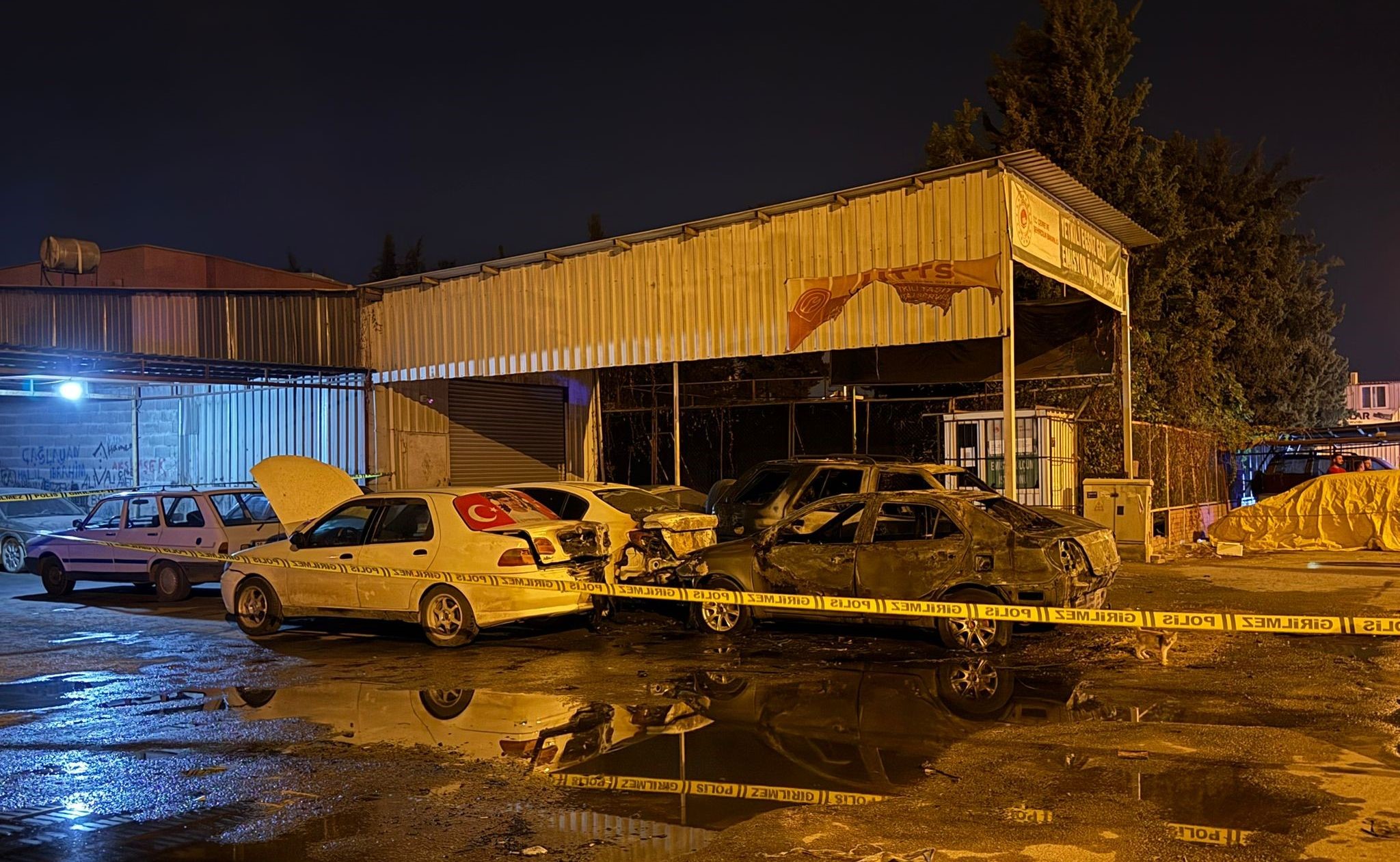 Mersin’de Sanayi Sitesinde Park Halindeki 5 Araç Kundaklandı (3)