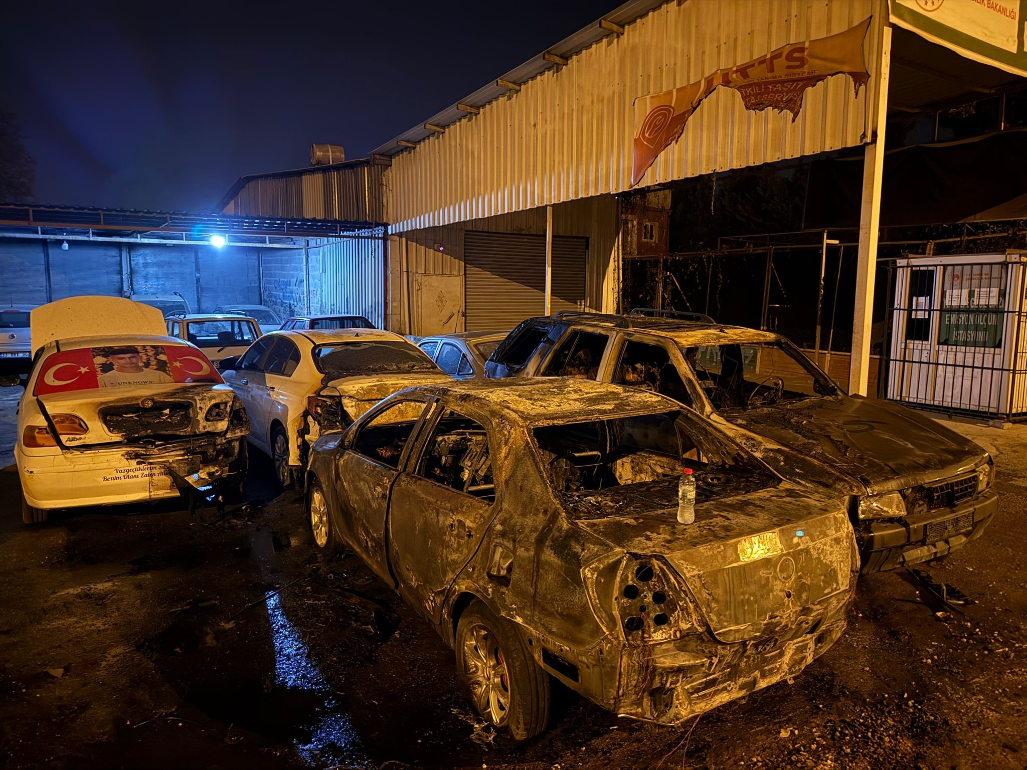 Mersin’de Sanayi Sitesinde Park Halindeki 5 Araç Kundaklandı (4)