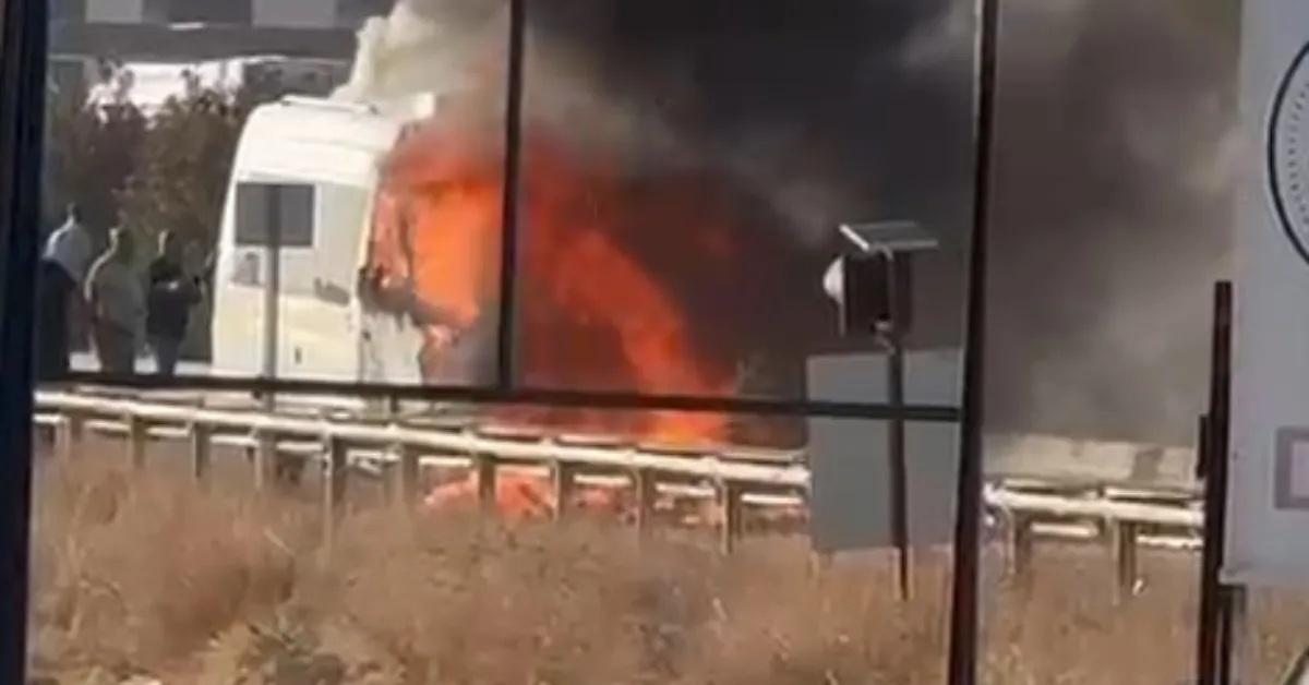 Minibüsle Çarpışan Motosikletin Sürücüsü Çıkan Yangında Öldü (1)