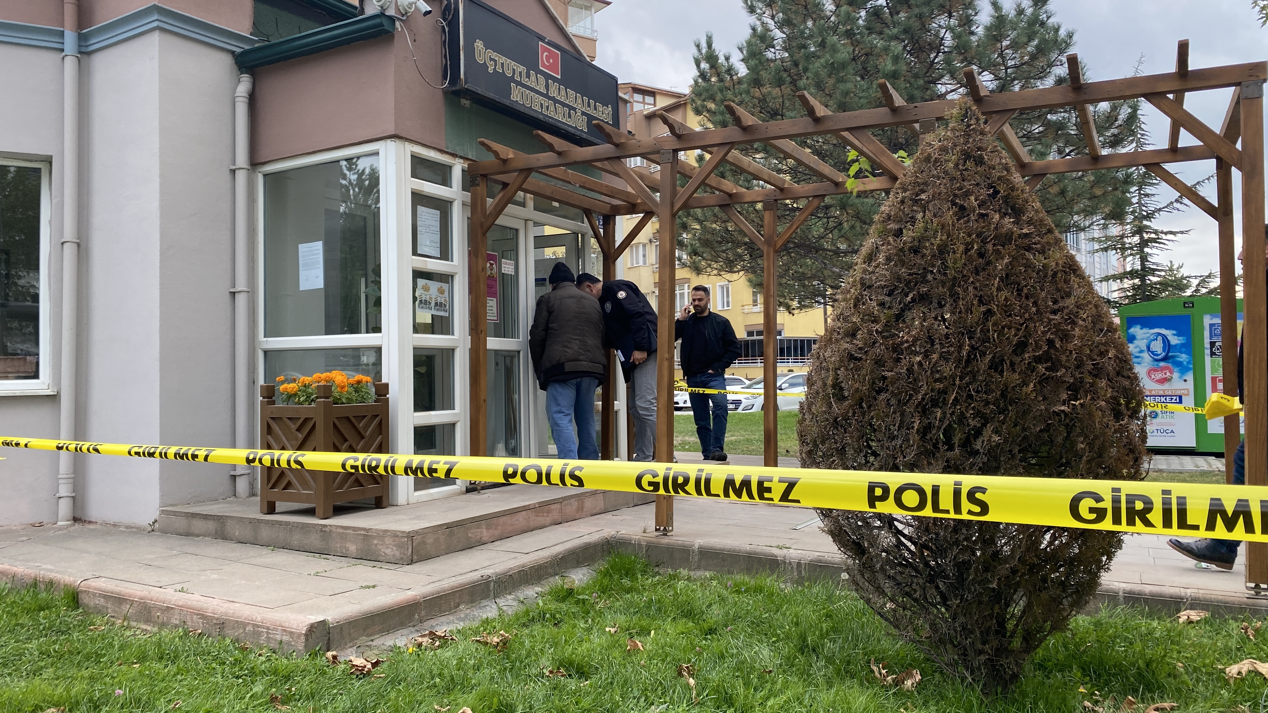 Motosikletli Saldırgan Muhtarlığa Kurşun Yağdırdı (2)