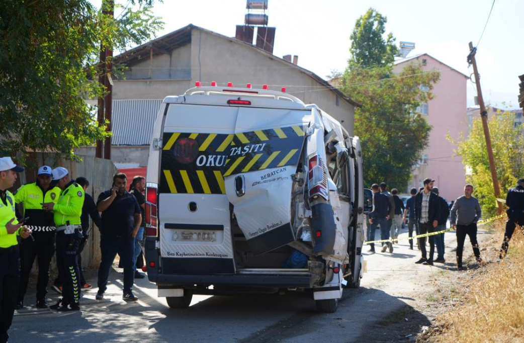 Muş’ta Tren Öğrenci Servisine Çarptı 17 Yaralı (1)