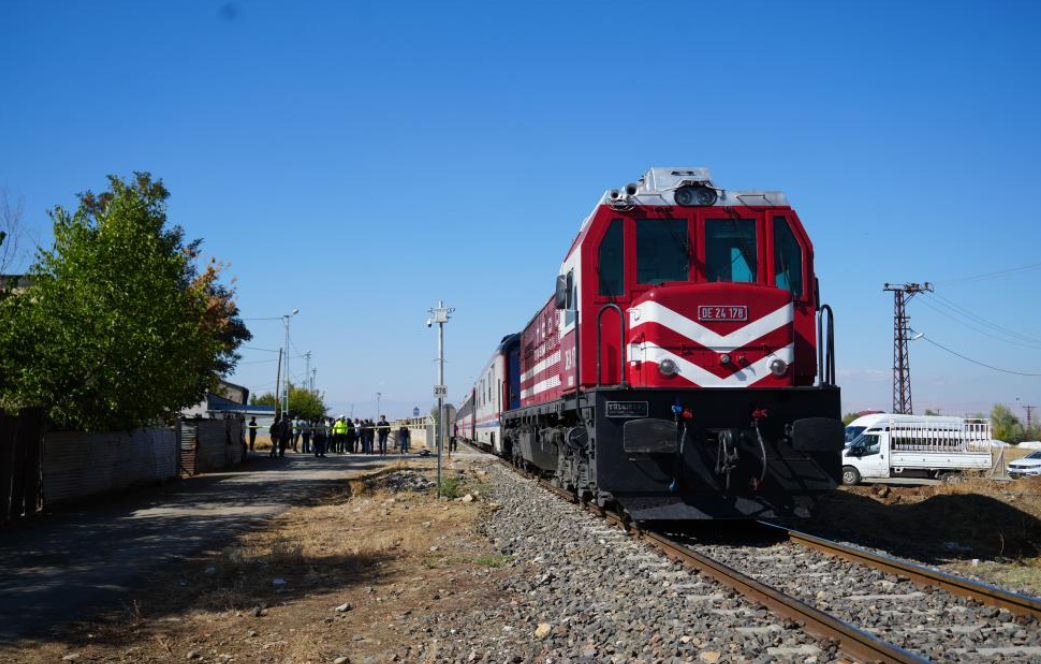 Muş’ta Tren Öğrenci Servisine Çarptı 17 Yaralı (2)