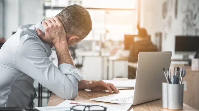 Ofis Boynu Sendromu Nedir? Uzun Süreli Bilgisayar Ve Telefon Kullanımı Boyun Sağlığını Nasıl Etkiler?