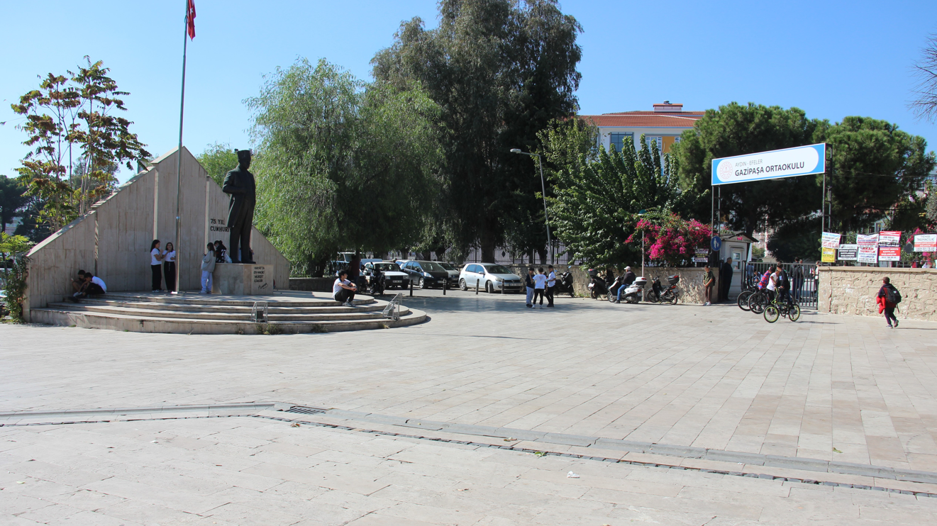 Okul Yemekhanesine Alınmayan Öğrenciler Öğle Yemeğini Sokakta Yemek Zorunda Kalıyor (1)