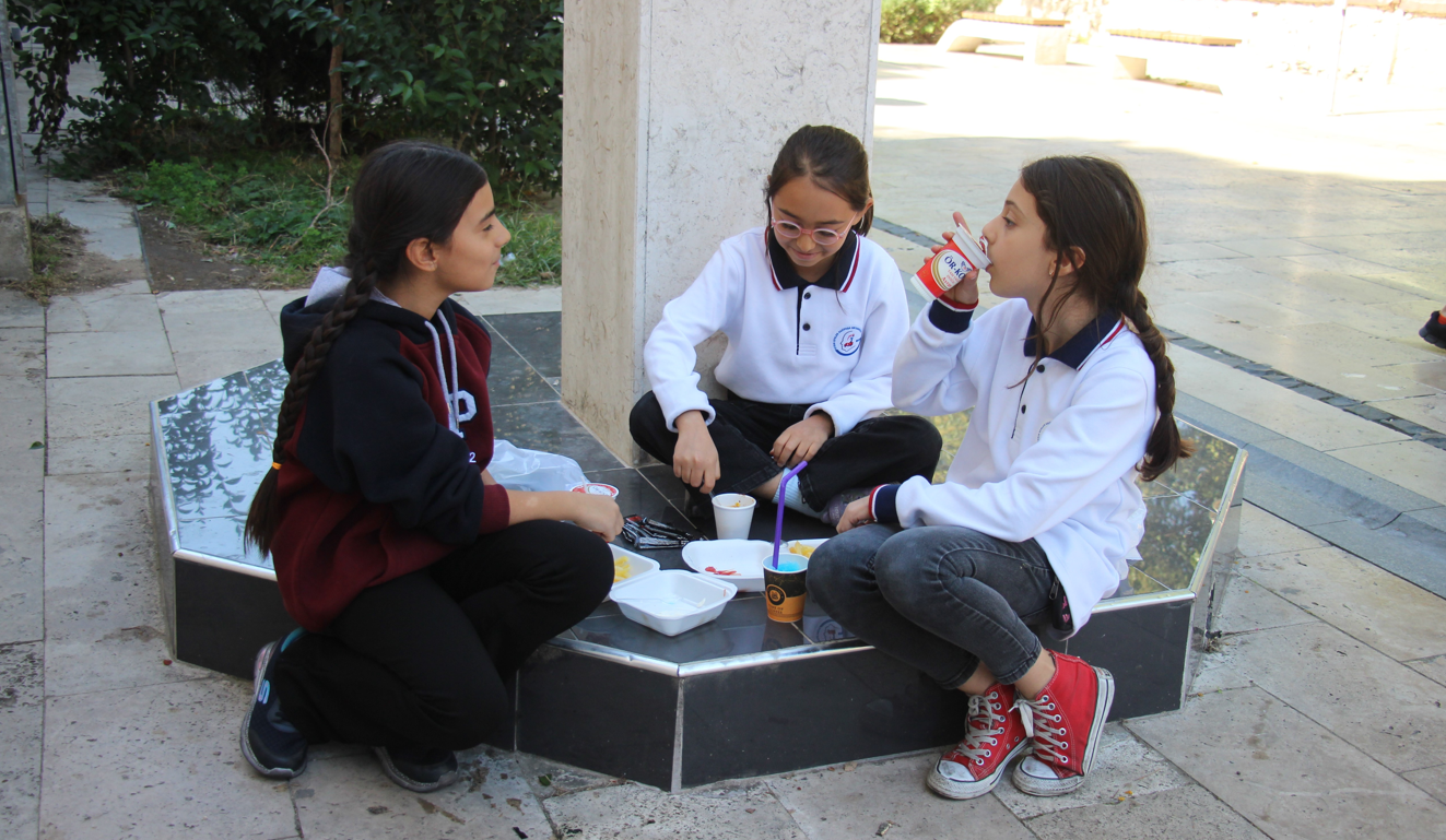 Okul Yemekhanesine Alınmayan Öğrenciler Öğle Yemeğini Sokakta Yemek Zorunda Kalıyor (3)