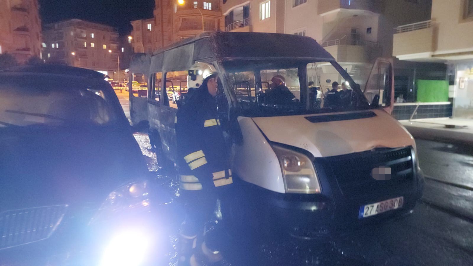 Park Halindeki Minibüs Alev Topuna Döndü (3)