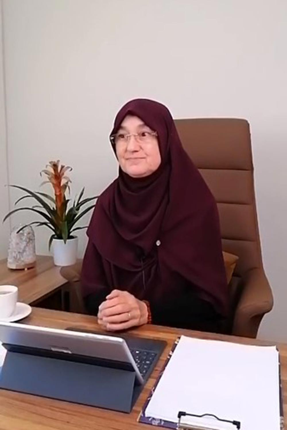 Saliha Erdim Kimdir, Nerelidir, Kaç Yaşında? Ne İş Yapıyor, Hangi Kitapları Yazdı?-2