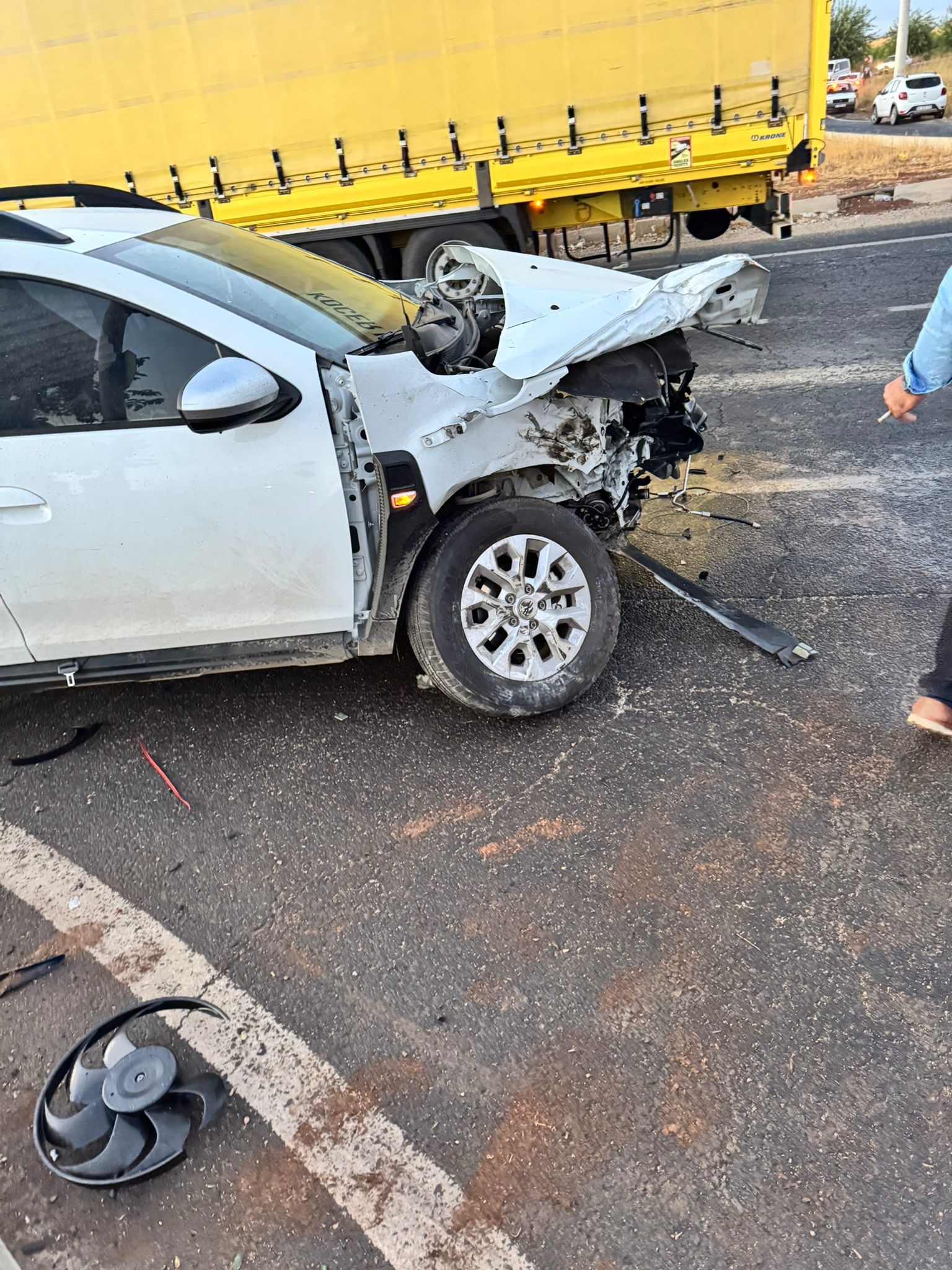 Şanlıurfa'da Mazot Yüklü Tankerin Otomobile Çarptığı Kazada 6 Kişi Yaralandı (2)