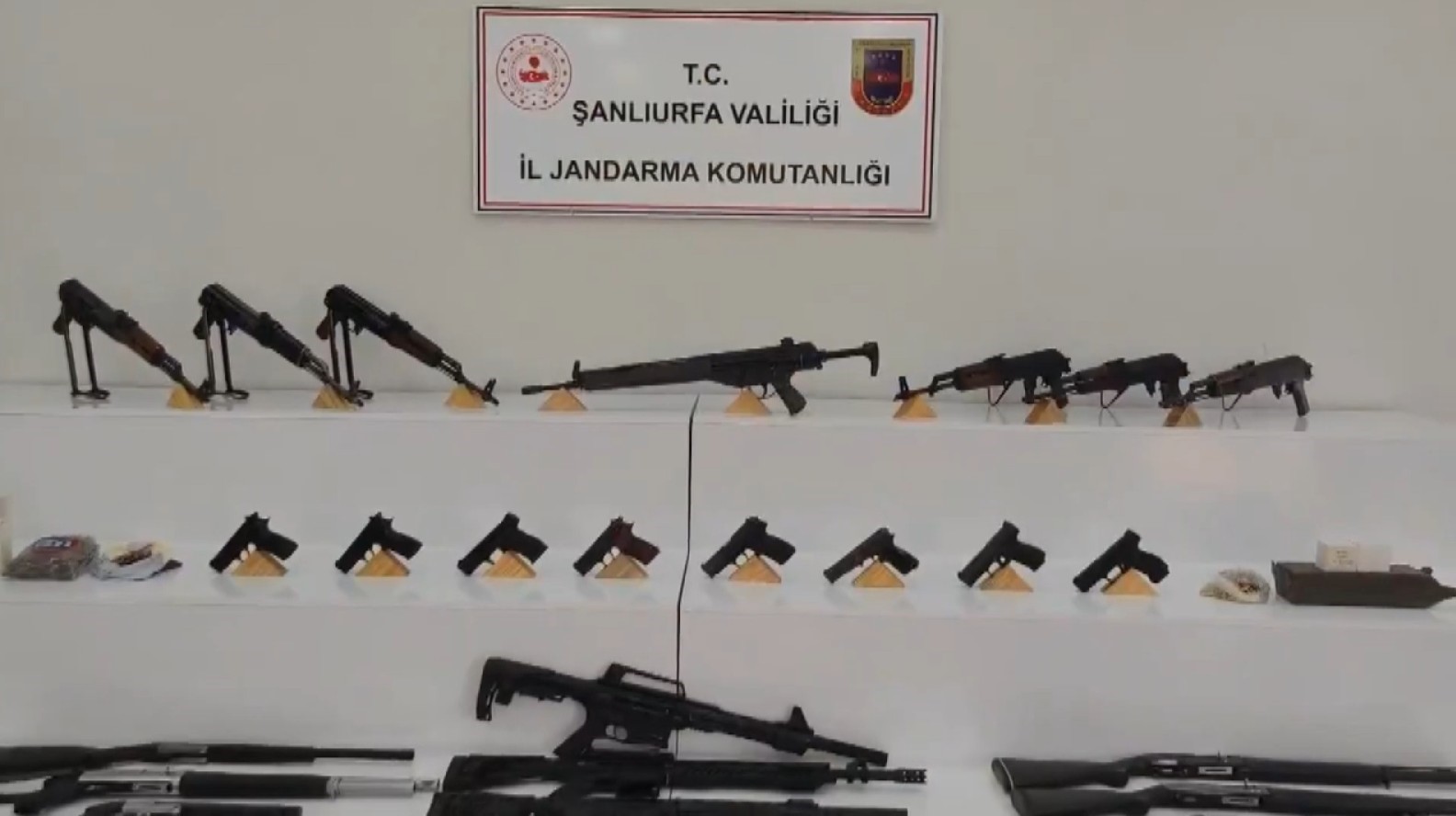 Şanlıurfa’da Uyuşturucu Ve Silah Kaçakçılığı Operasyonunda 12 Gözaltı (1)