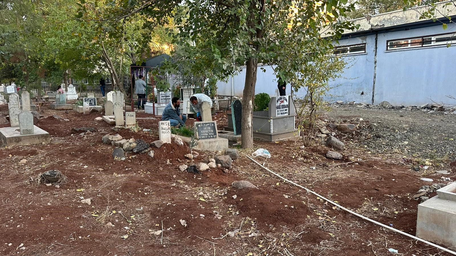 Şanlıurfa’nın Siverek Ilçesindeki Bir Mezarlıkta Bebek Cesedi Bulundu. Ceset Otopsi Için Hastaneye Kaldırılırken, Polis Ekipleri Olayla Ilgili Soruşturma Başlattı (1)