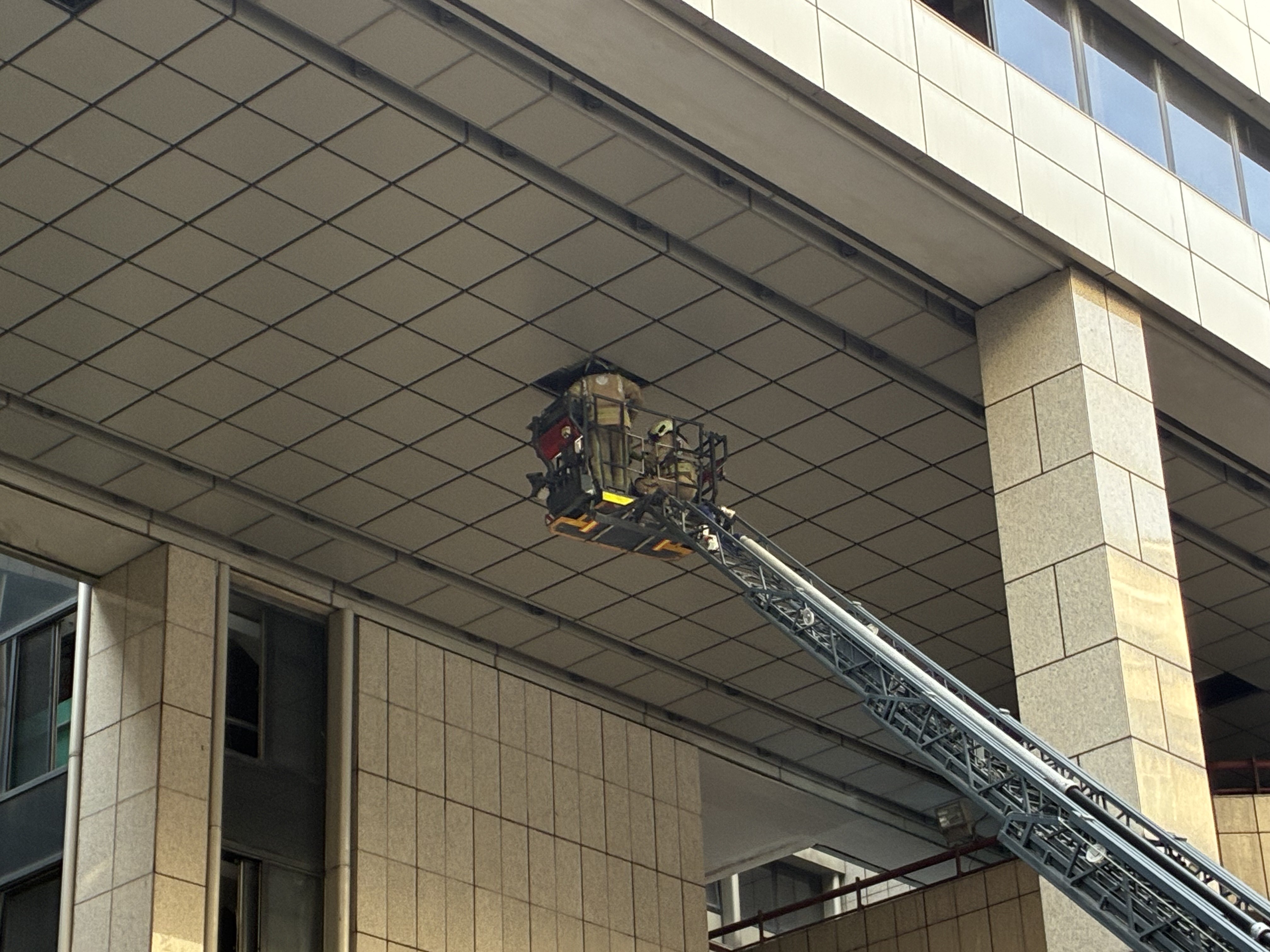 Şişli Teşvikiye Mahallesi’nde Isı Yalıtımı Çalışması Sırasında Çıkan Yangın Paniğe Neden Oldu (1)