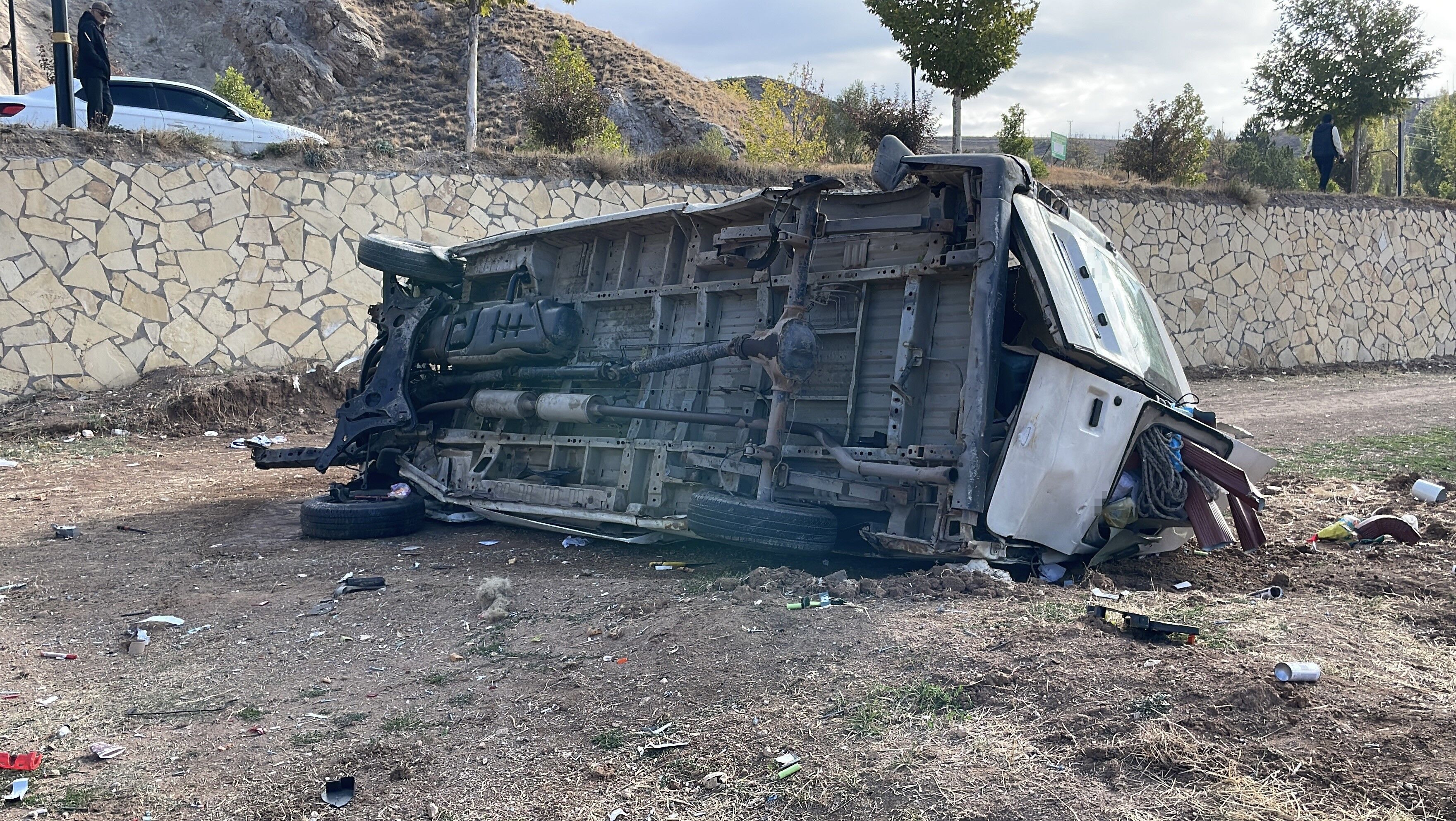 Sivas’ta Minibüs Istinat Duvarından Aşağı Devrildi 4 Yaralı (1)