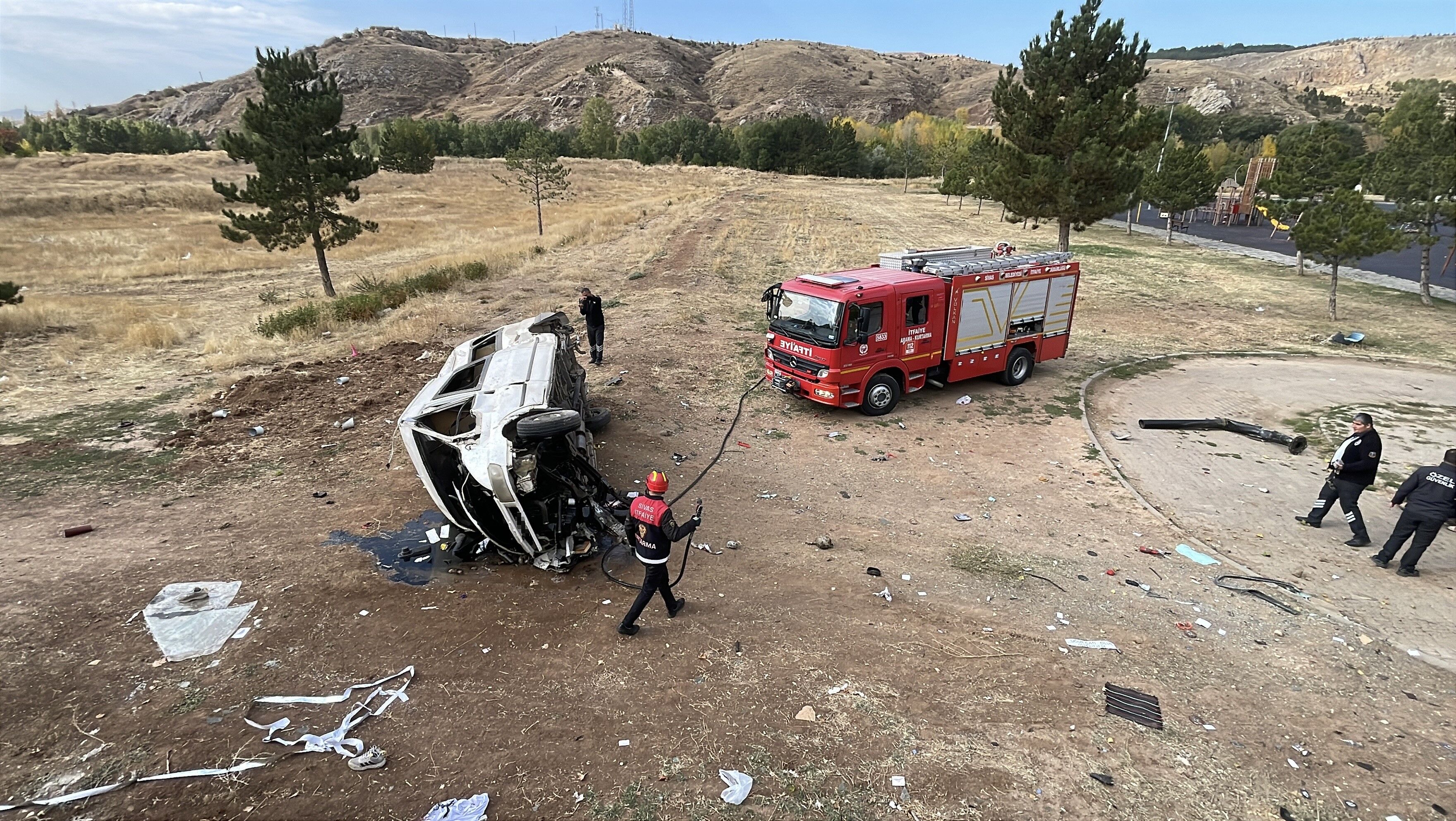 Sivas’ta Minibüs Istinat Duvarından Aşağı Devrildi 4 Yaralı (3)