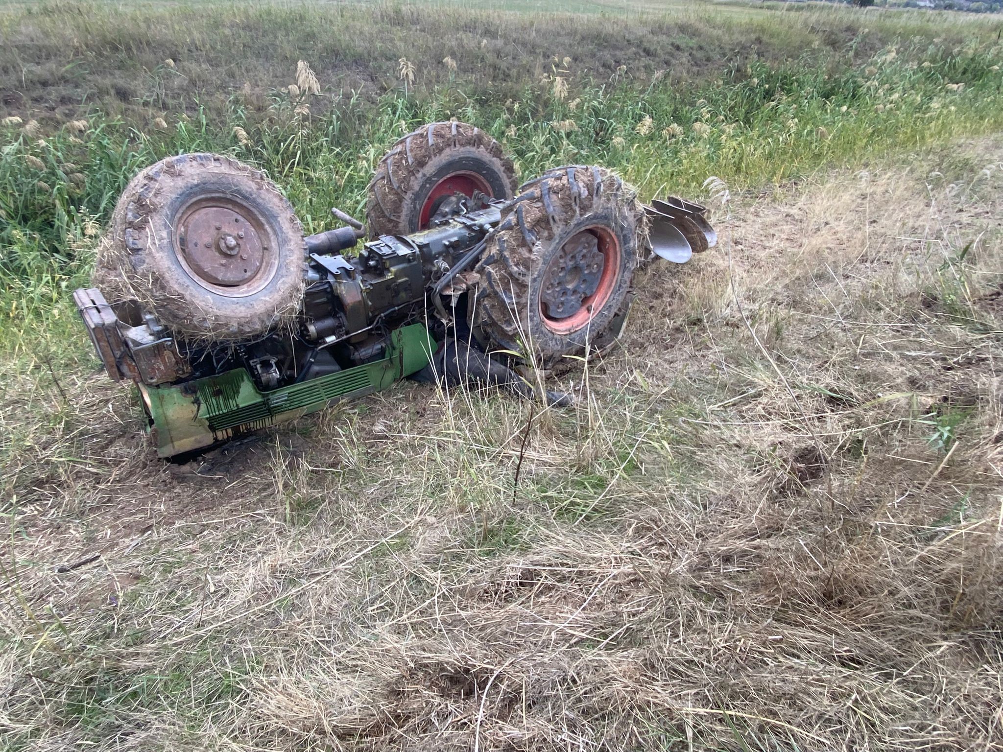 Su Kanalına Devrilen Traktörün Altında Kalan Yaşlı Adam Hayatını Kaybetti (2)