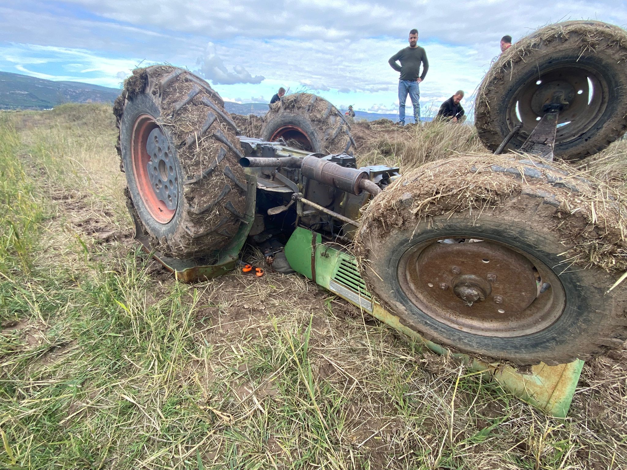 Su Kanalına Devrilen Traktörün Altında Kalan Yaşlı Adam Hayatını Kaybetti (3)