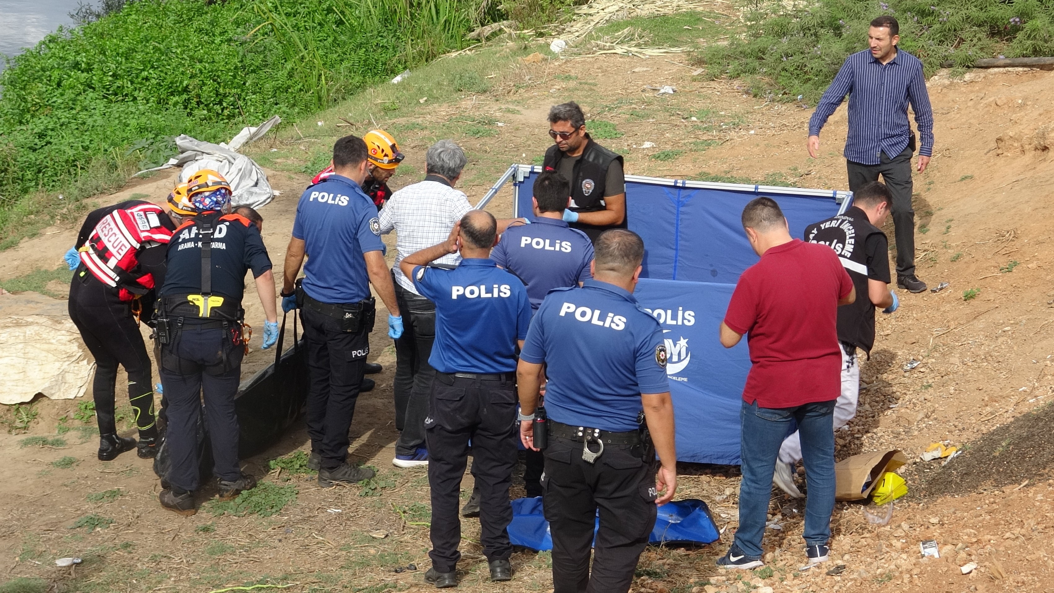 Su Teresi Toplarken, Otlara Takılmış Şekilde Ceset Buldular (1)