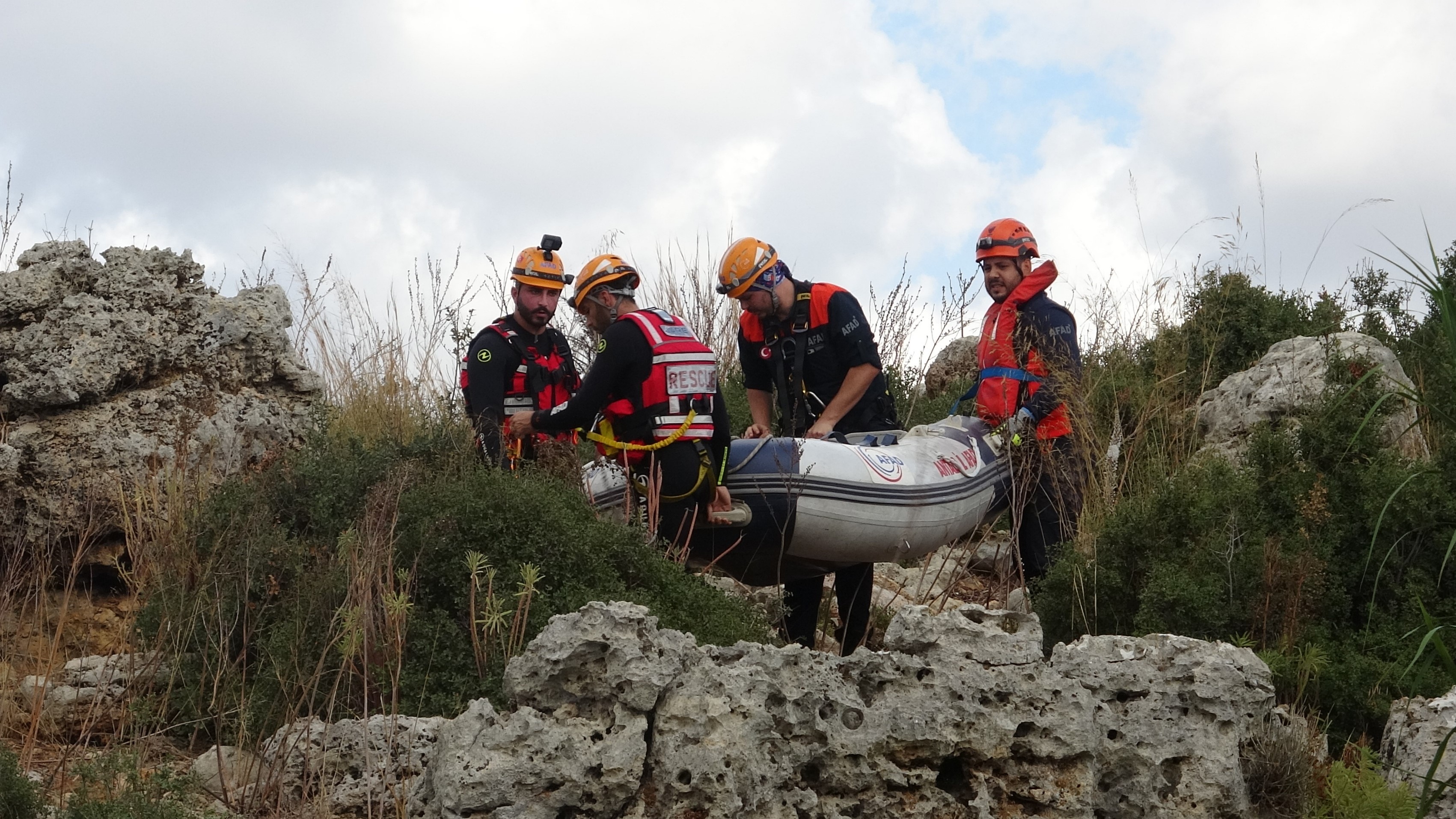 Su Teresi Toplarken, Otlara Takılmış Şekilde Ceset Buldular (3)