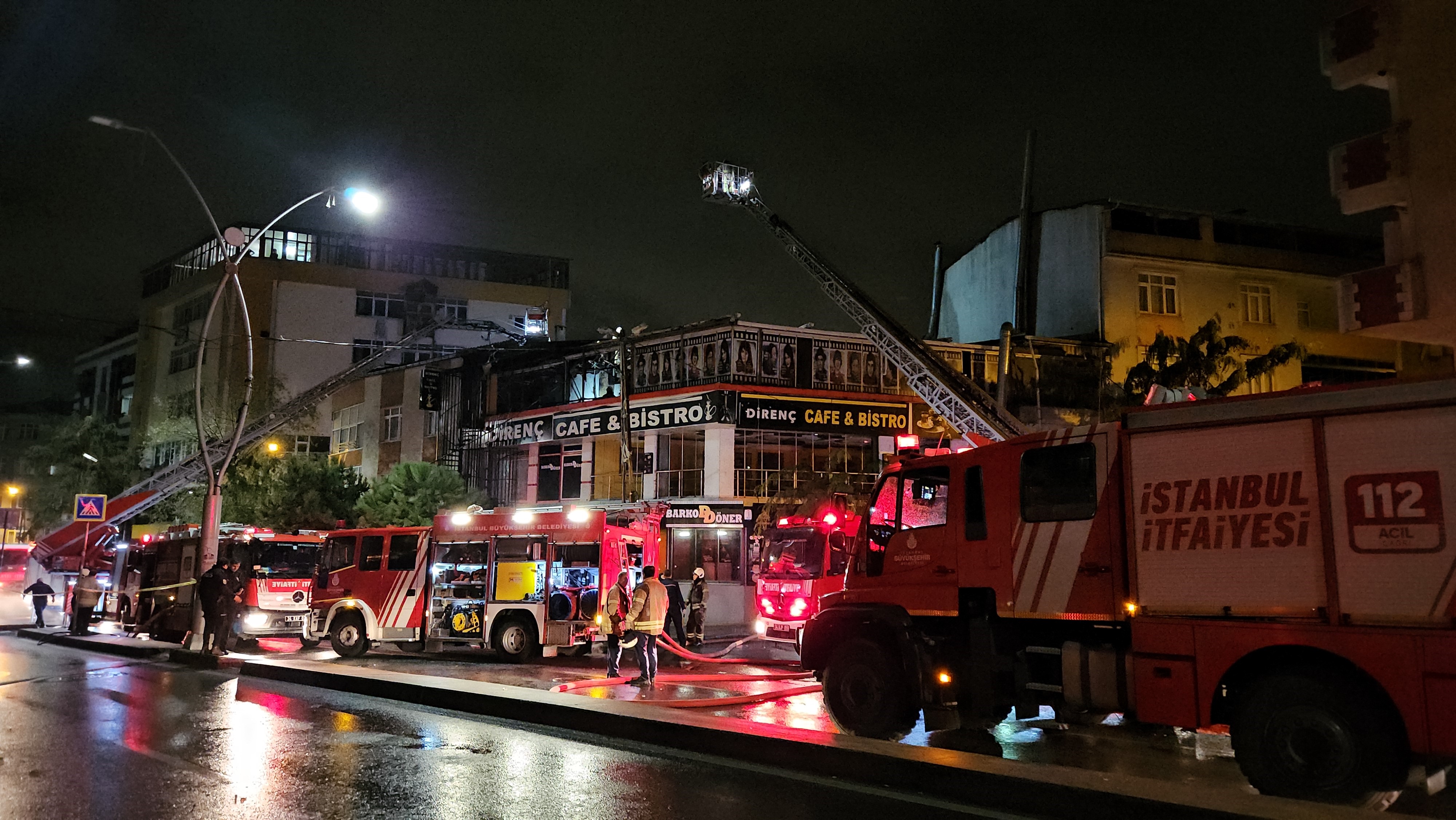 Sultangazi'de Kafenin Çatısı Alevlere Teslim Oldu (1)