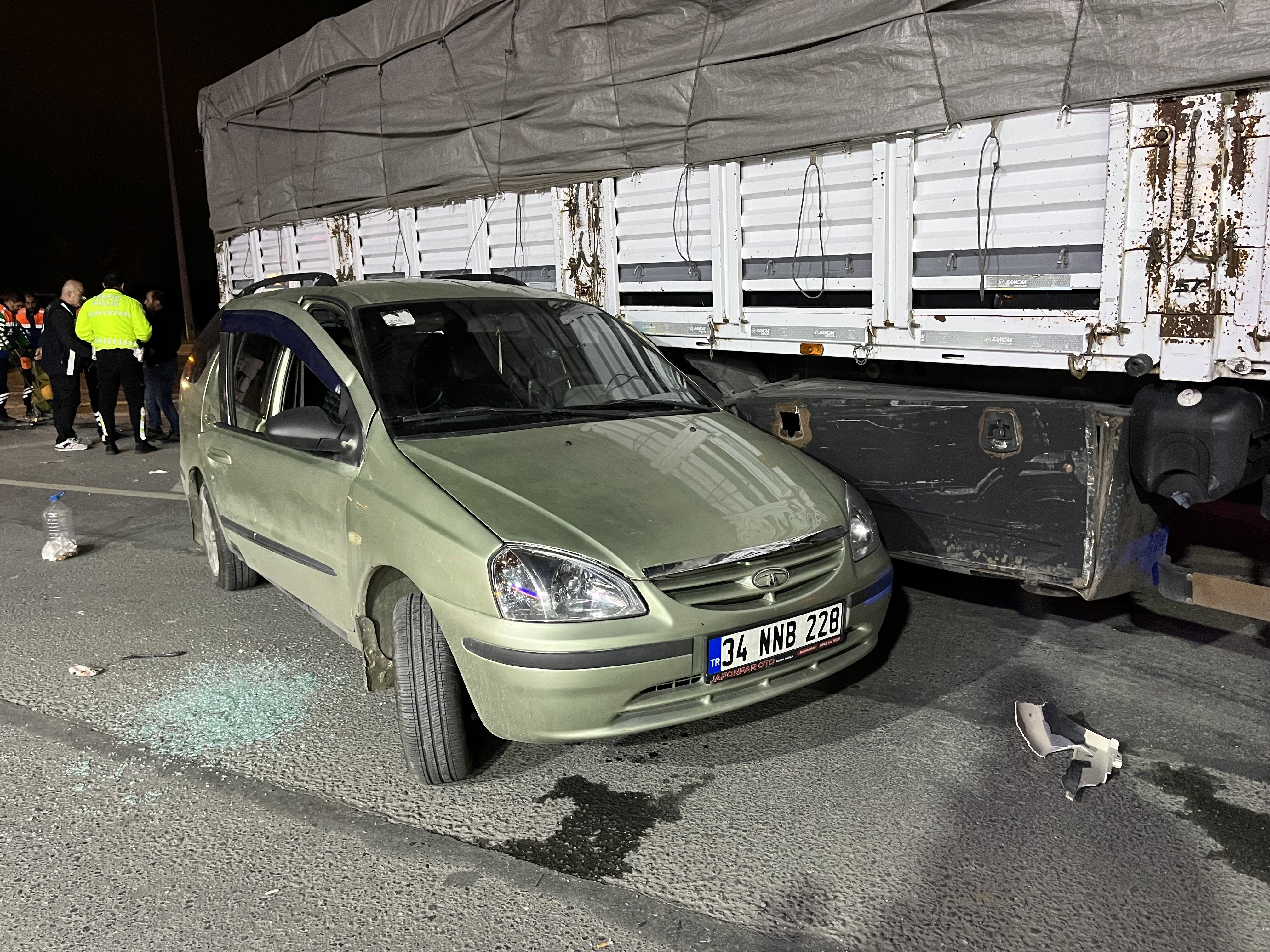 Sultangazi’de Kontrolden Çıkan Tır, Park Halindeki 5 Araca Çarptı (1)