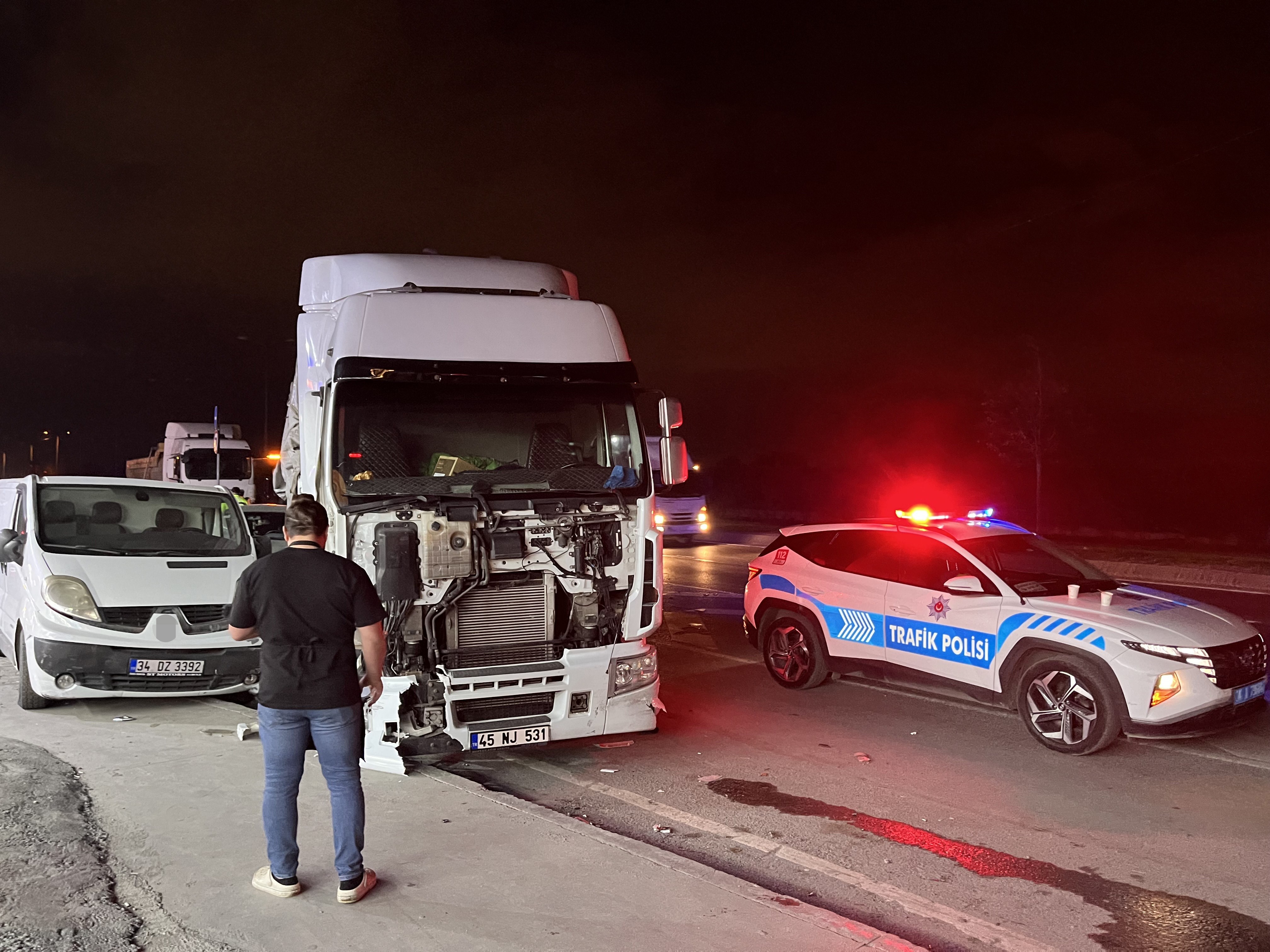 Sultangazi’de Kontrolden Çıkan Tır, Park Halindeki 5 Araca Çarptı (3)