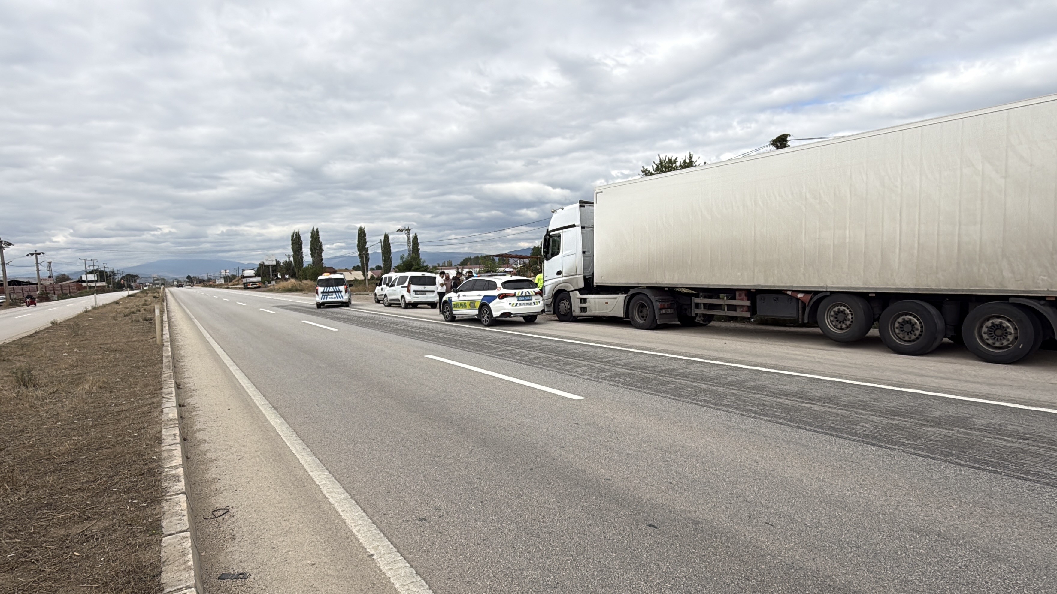 Tokat'ta Kaçak Göçmen Taşıyan Tır Şoförü Ve Arkadaşı Tutuklandı (2)
