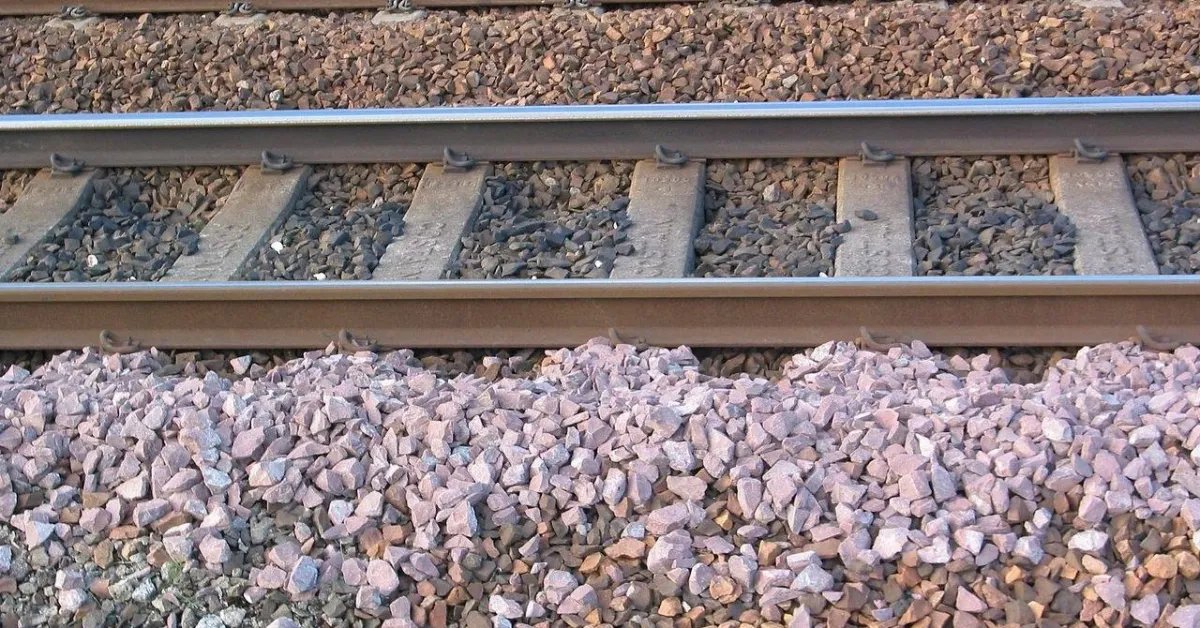 Tren Raylarındaki Bu Taşlar Bakın Ne İşe Yarıyor! (2)