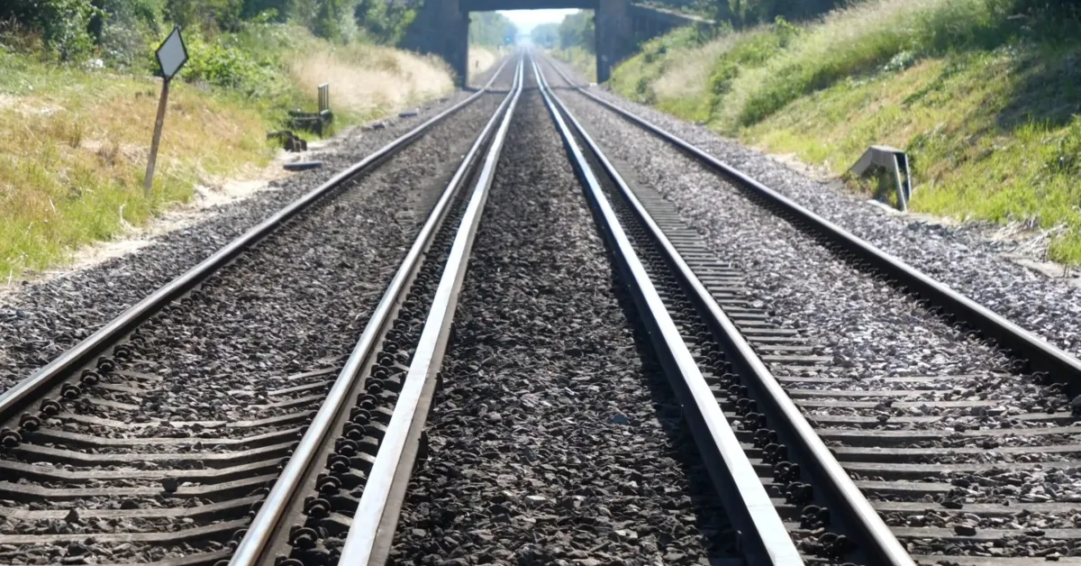 Tren Raylarındaki Bu Taşlar Bakın Ne İşe Yarıyor! (6)