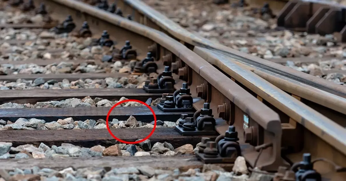 Tren Raylarındaki Bu Taşlar Bakın Ne İşe Yarıyor! (7)